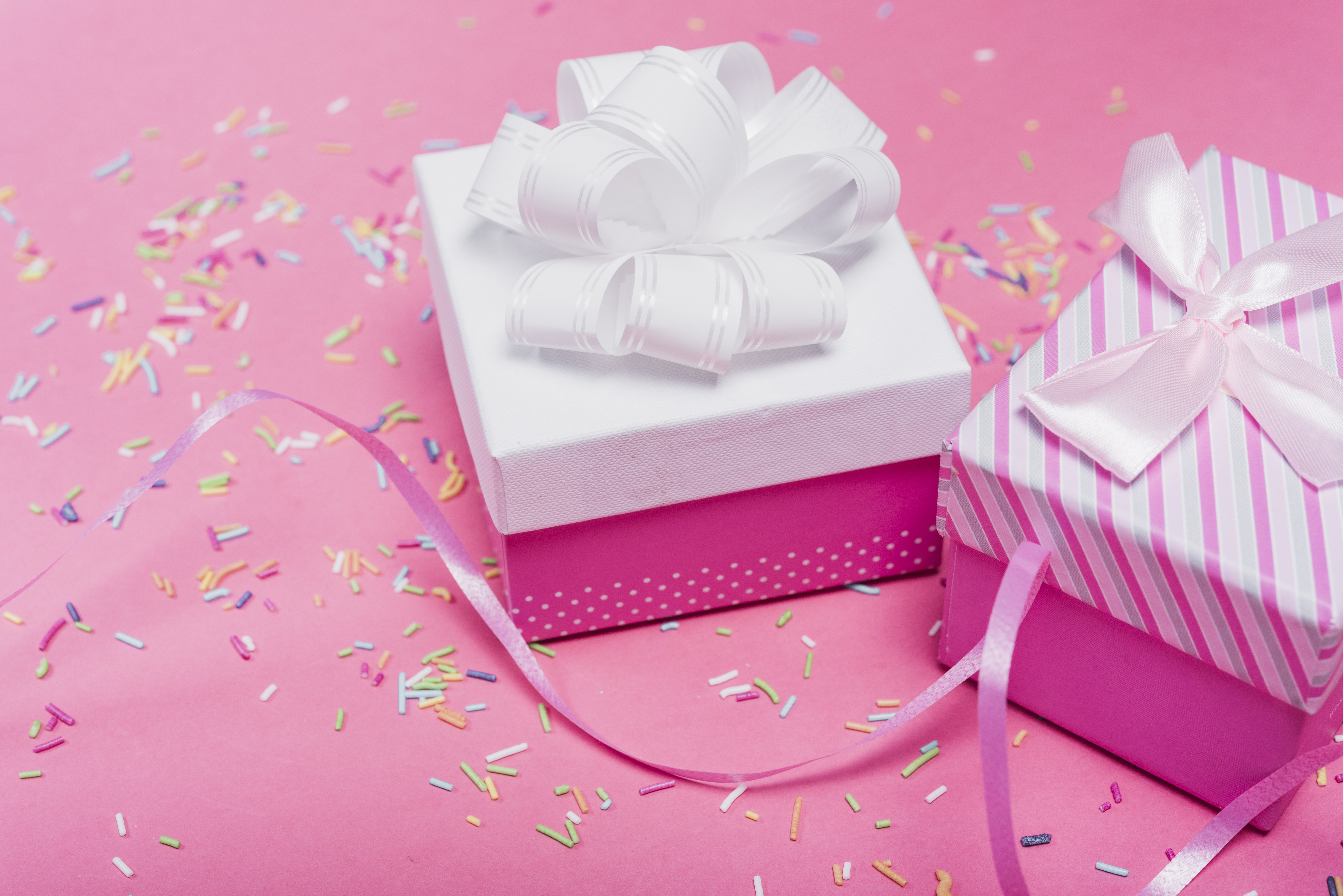 Zastaki.com - Две подарочные коробки с бантами на розовом фоне