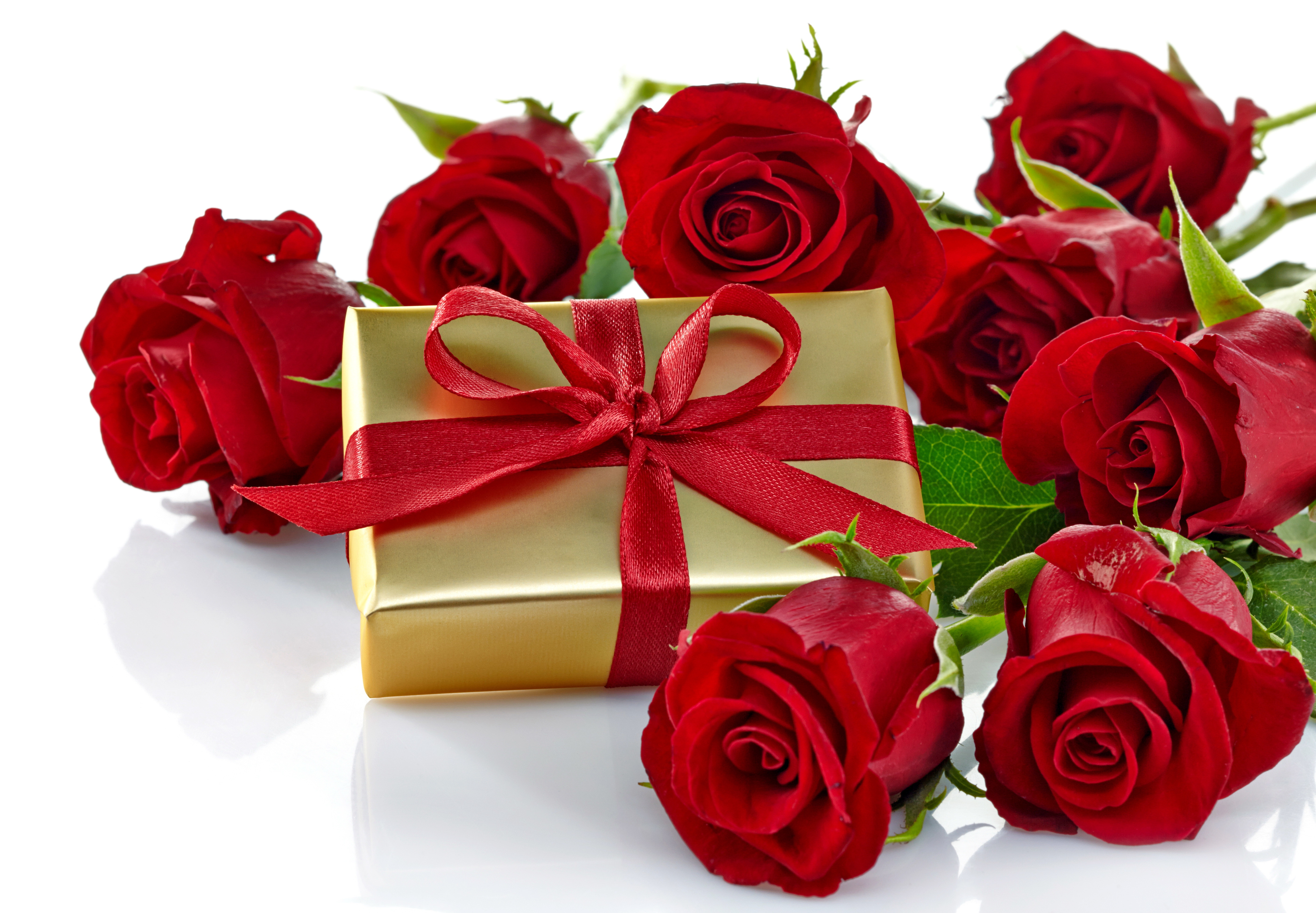 Поздравляю с знаменательным днем. Цветы поздравления. Шикарные подарки и цветы.
