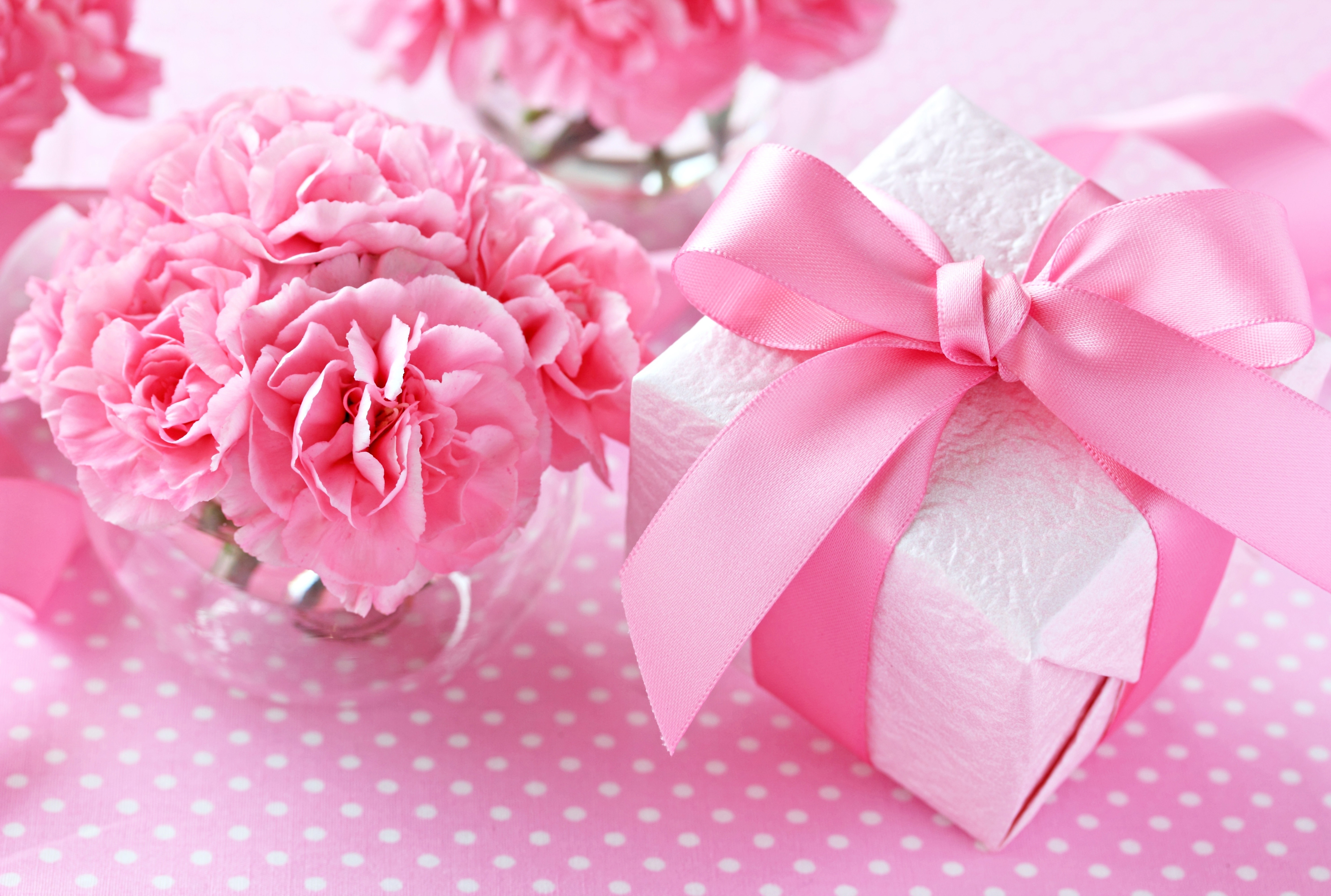 Поздравление с рождением дочери 21 год. Цветы в подарок. Красивые цветы в подарок. Красивые подарки. Подарок розовый.