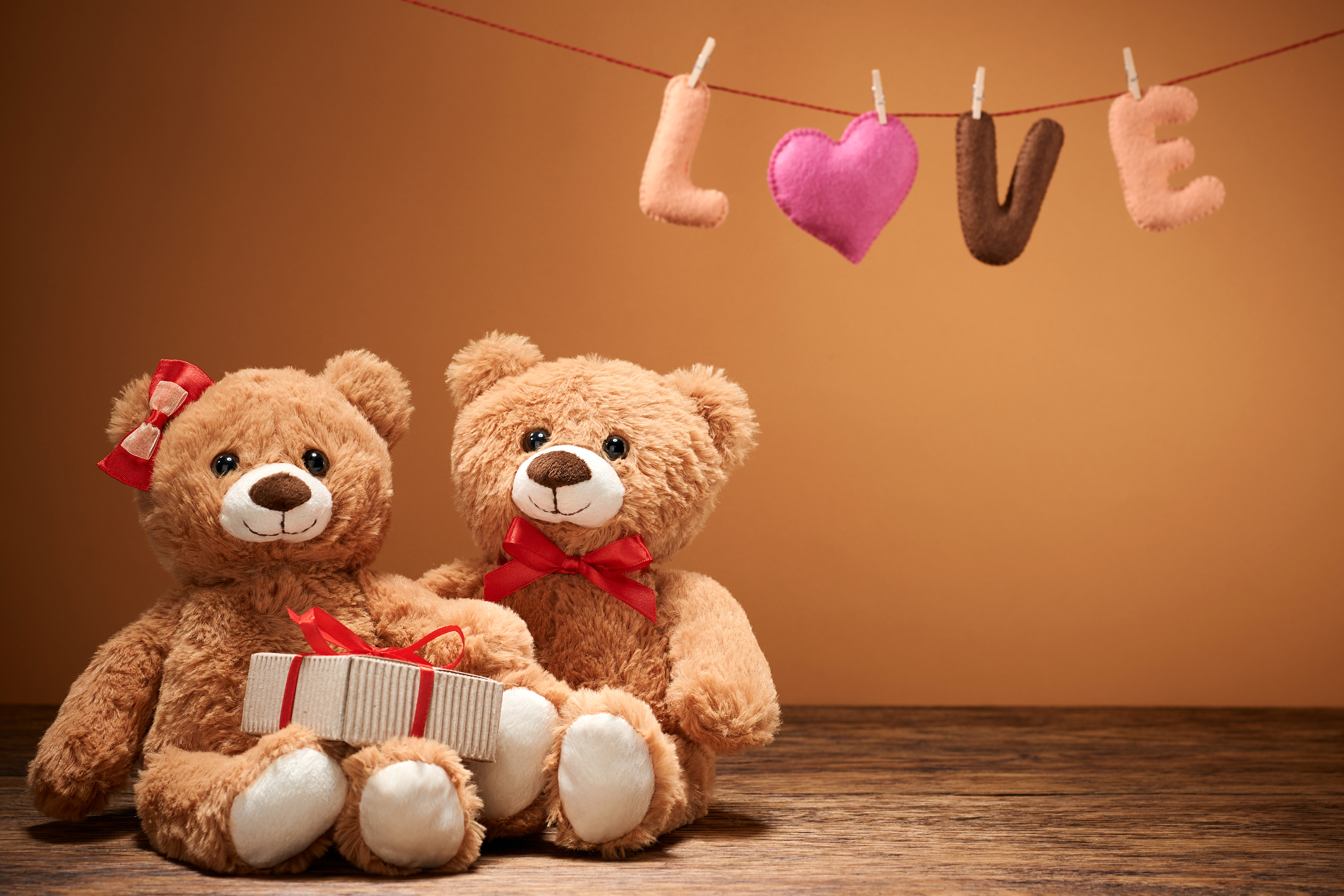 Zastaki.com - Два медвежонка Тедди с подарком на День Святого Валентина 