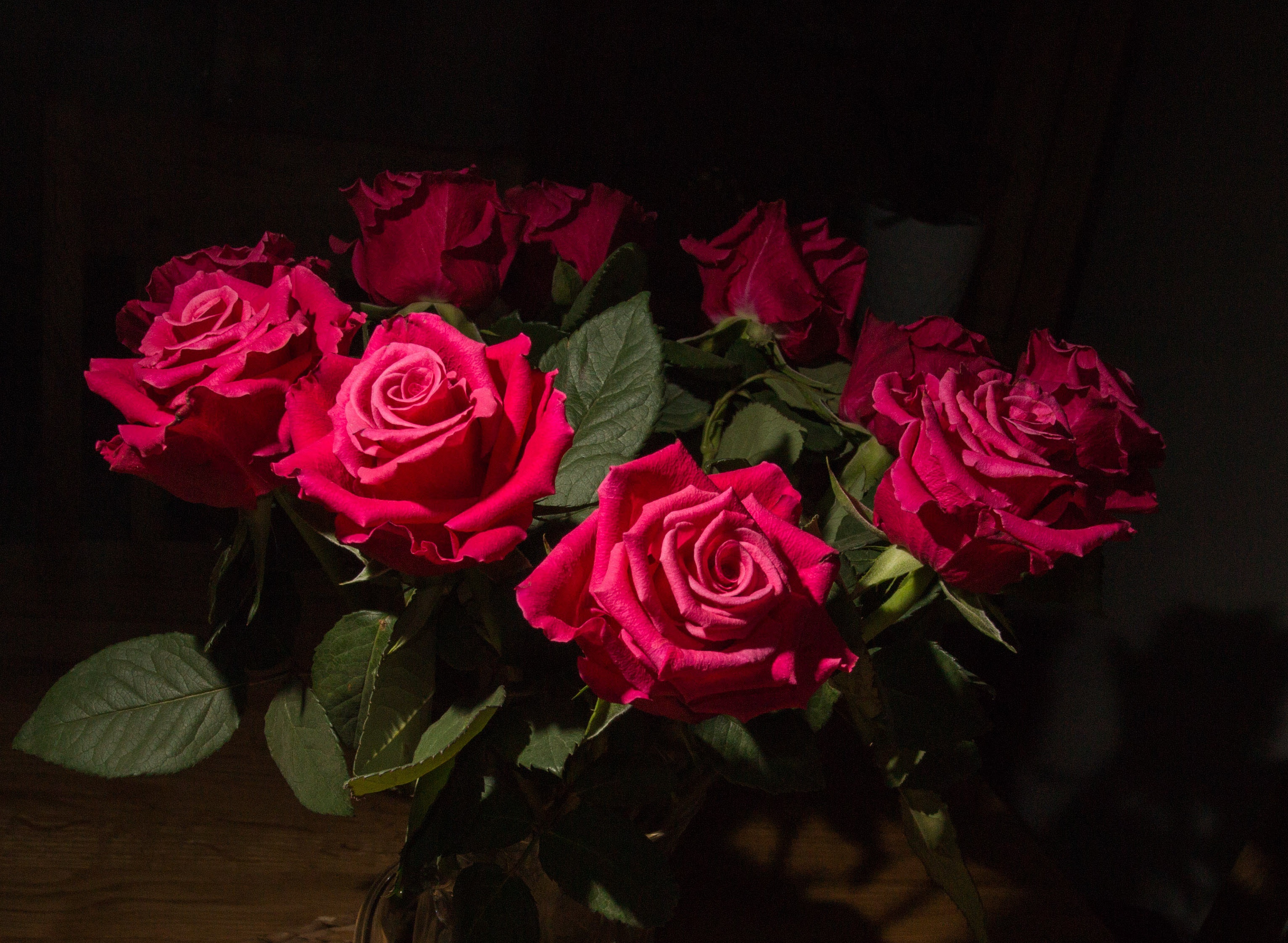 Розы букет вечер. Букет красных роз на столе. Темно розовые розы. Вечерние букеты красных роз. Розы вечер.