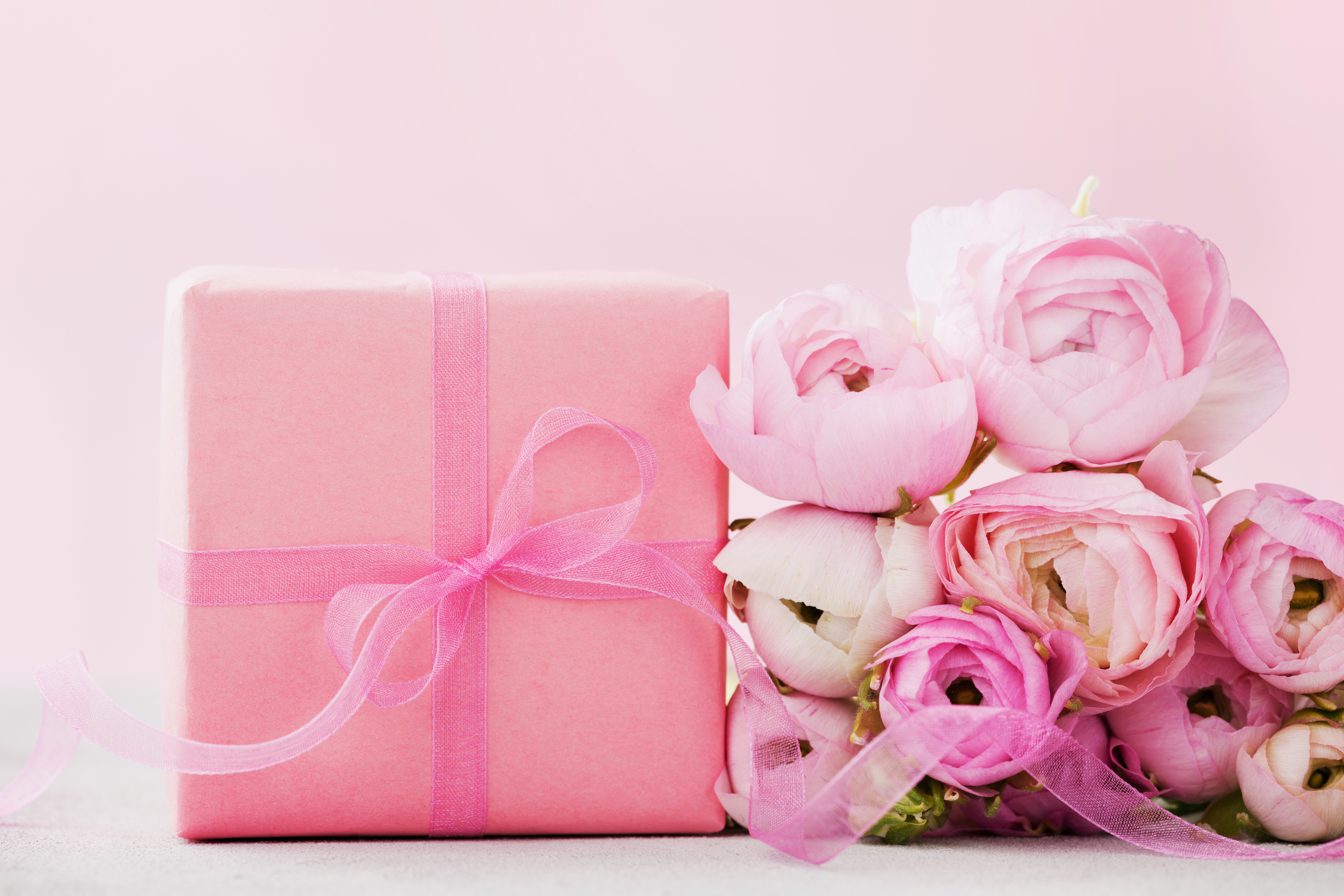 Розовая открытка с днем рождения. Цветы в подарок. Подарок с цветами. Открытка "цветы в подарок". С днем рождения нежные цветы.