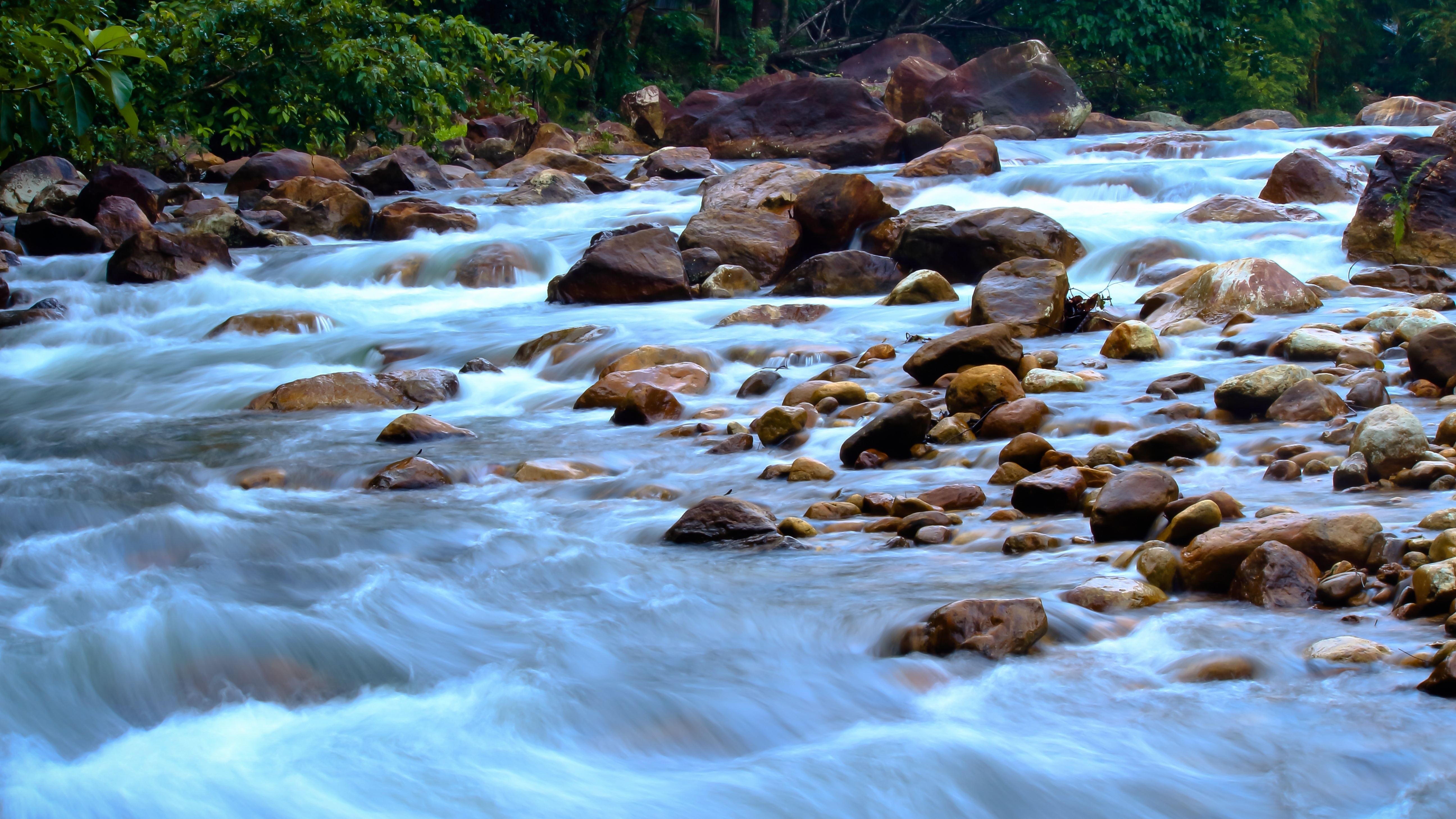 Стоком реки называют. Горная река. Вода горный ручей. Горная речка с камнями. Стремительная Горная река.