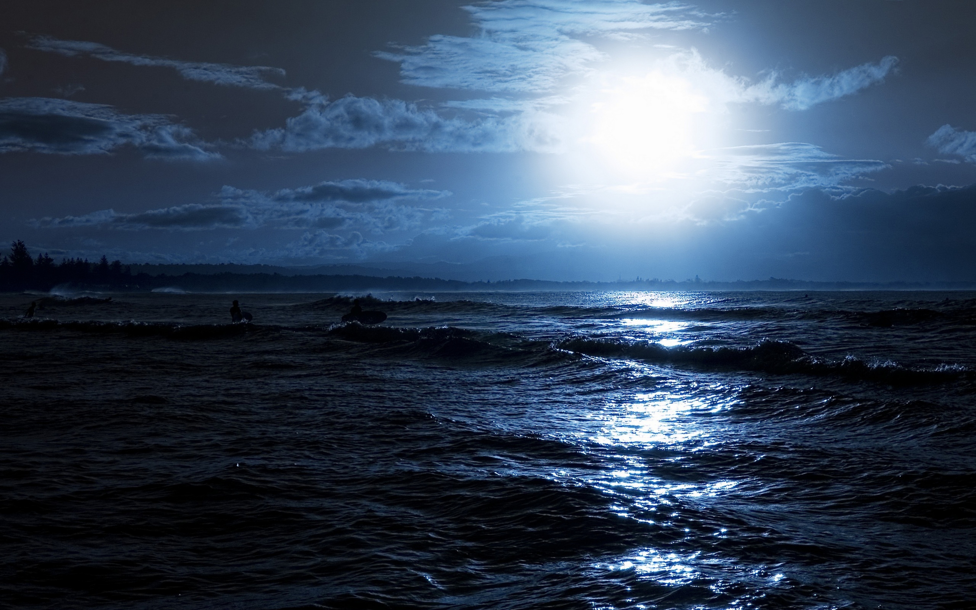 Zastaki.com - Яркая луна освещает волны на берегу моря