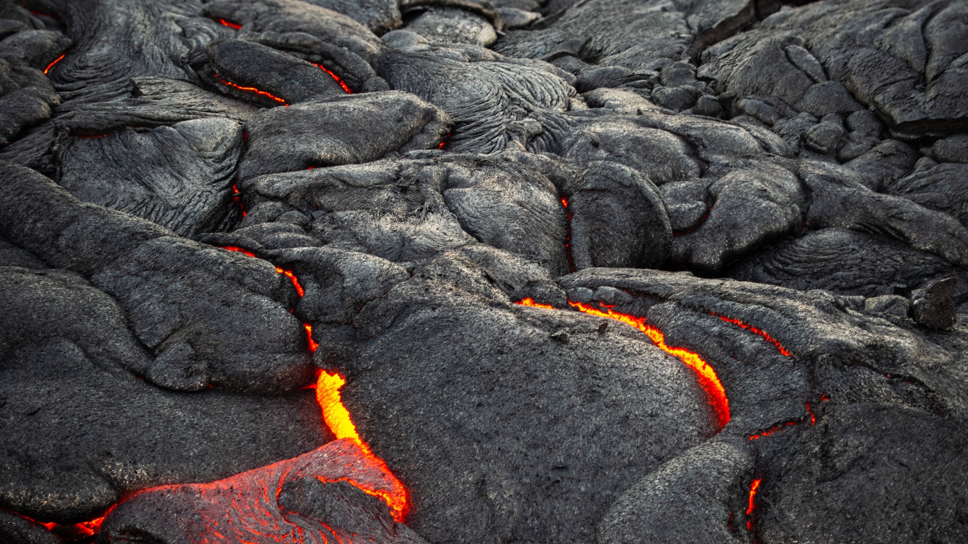Раскаленные трещины. Застывшая вулканическая лава. Лава вулканическая Исландия камень. Лава магма вулкан. Базальтовая лава.
