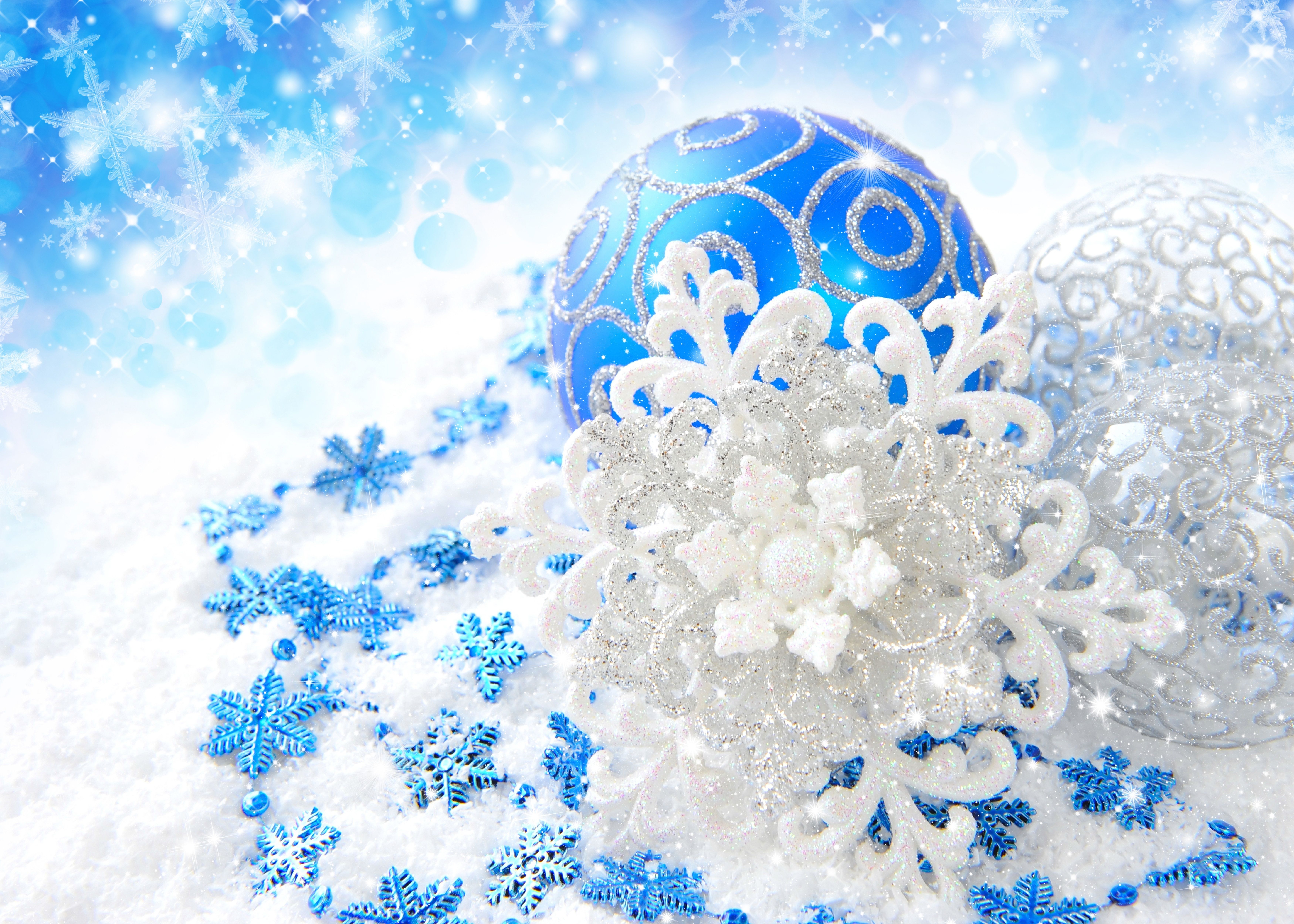pic Blue Glitter Snowflake Wallpaper beautiful blue balls and shiny snowflakes decorations for the new year desktop wallpapers 640x480