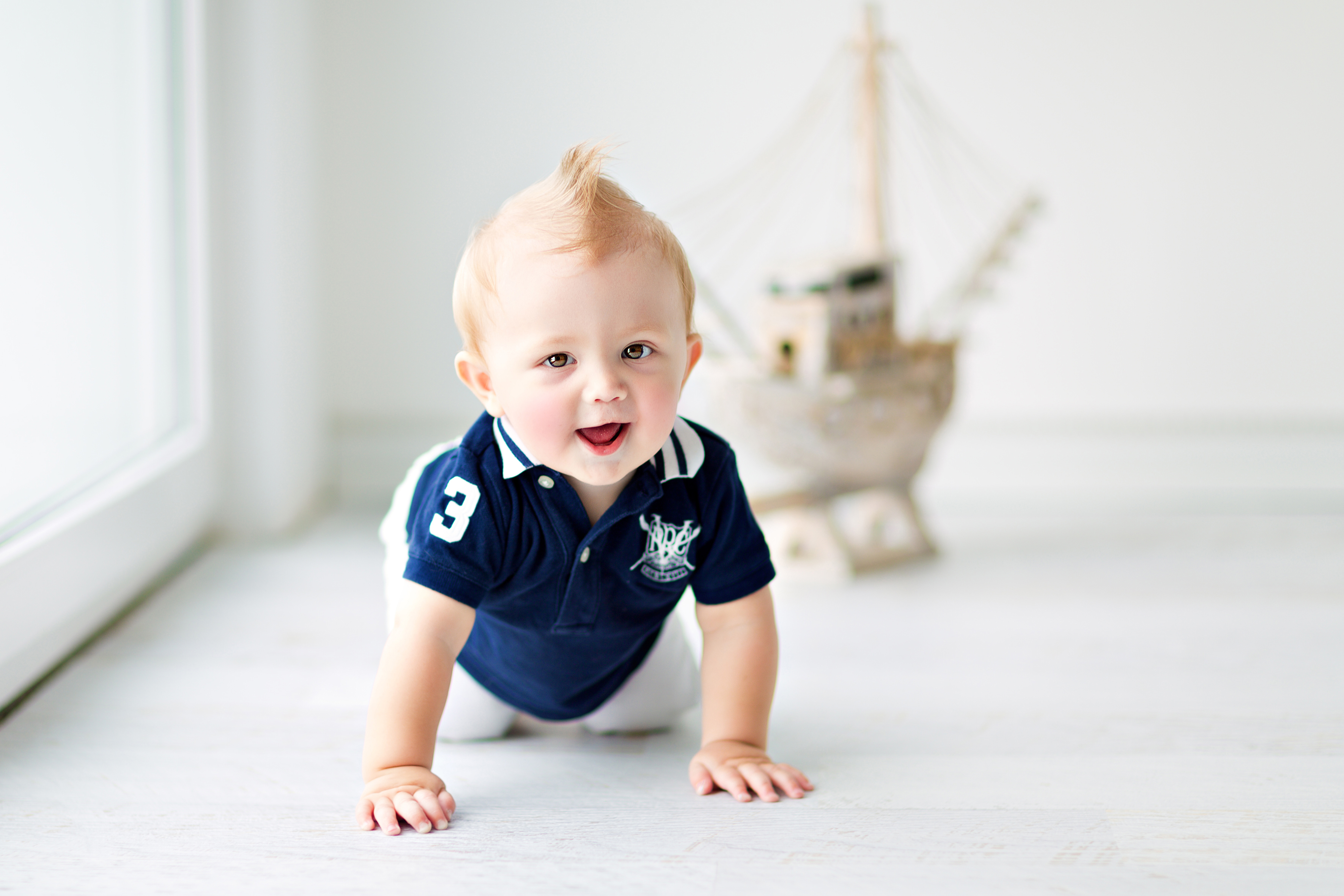 Baby is happy. Бейби бойс. Малыш мальчик. Годовалый ребенок.