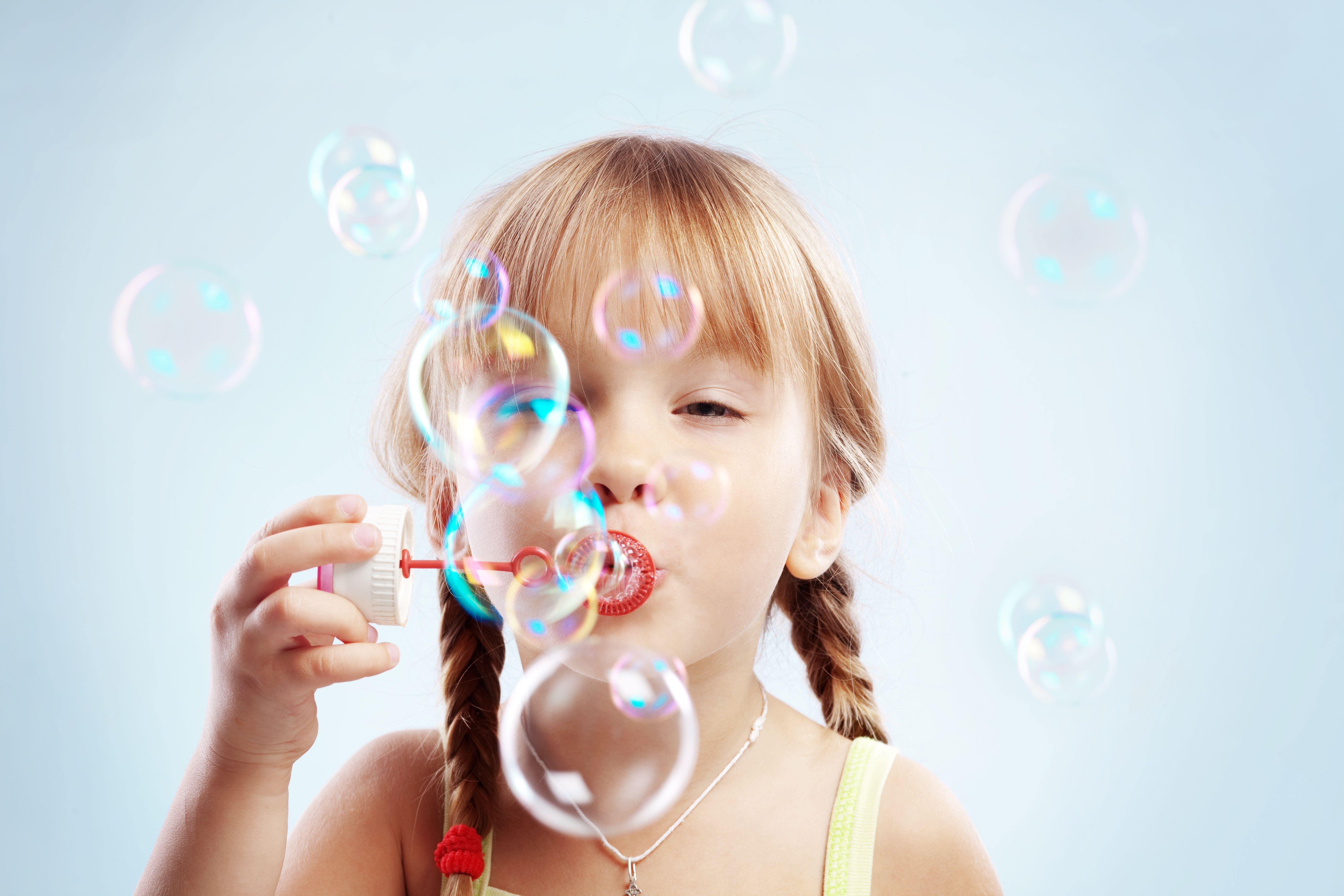 Маленькие вдохи. Дети и мыльные пузыри. Дует мыльные пузыри. Девочка дует мыльные пузыри. Ребенок дует мыльные пузыри.