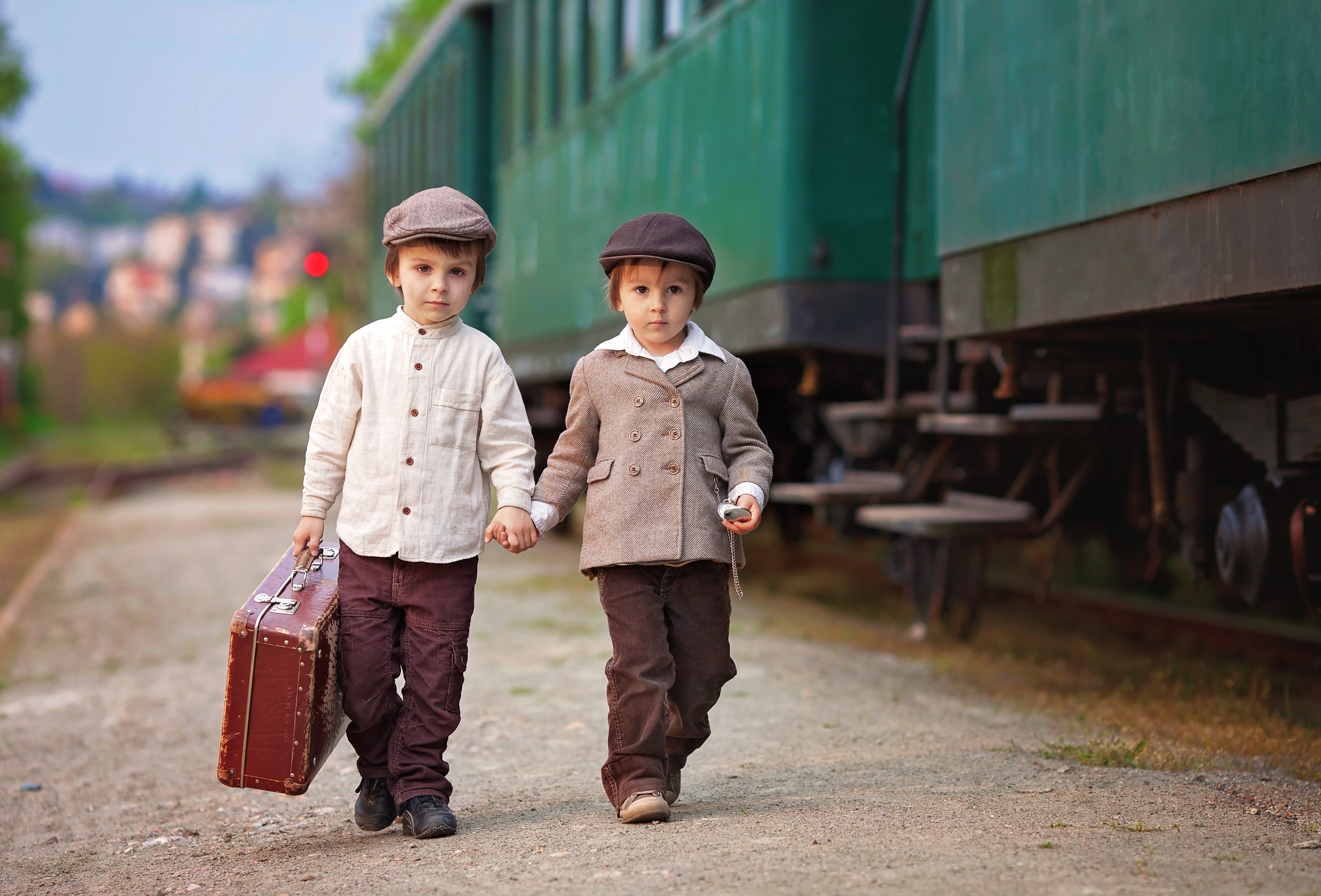 Мальчики поезд с мамой