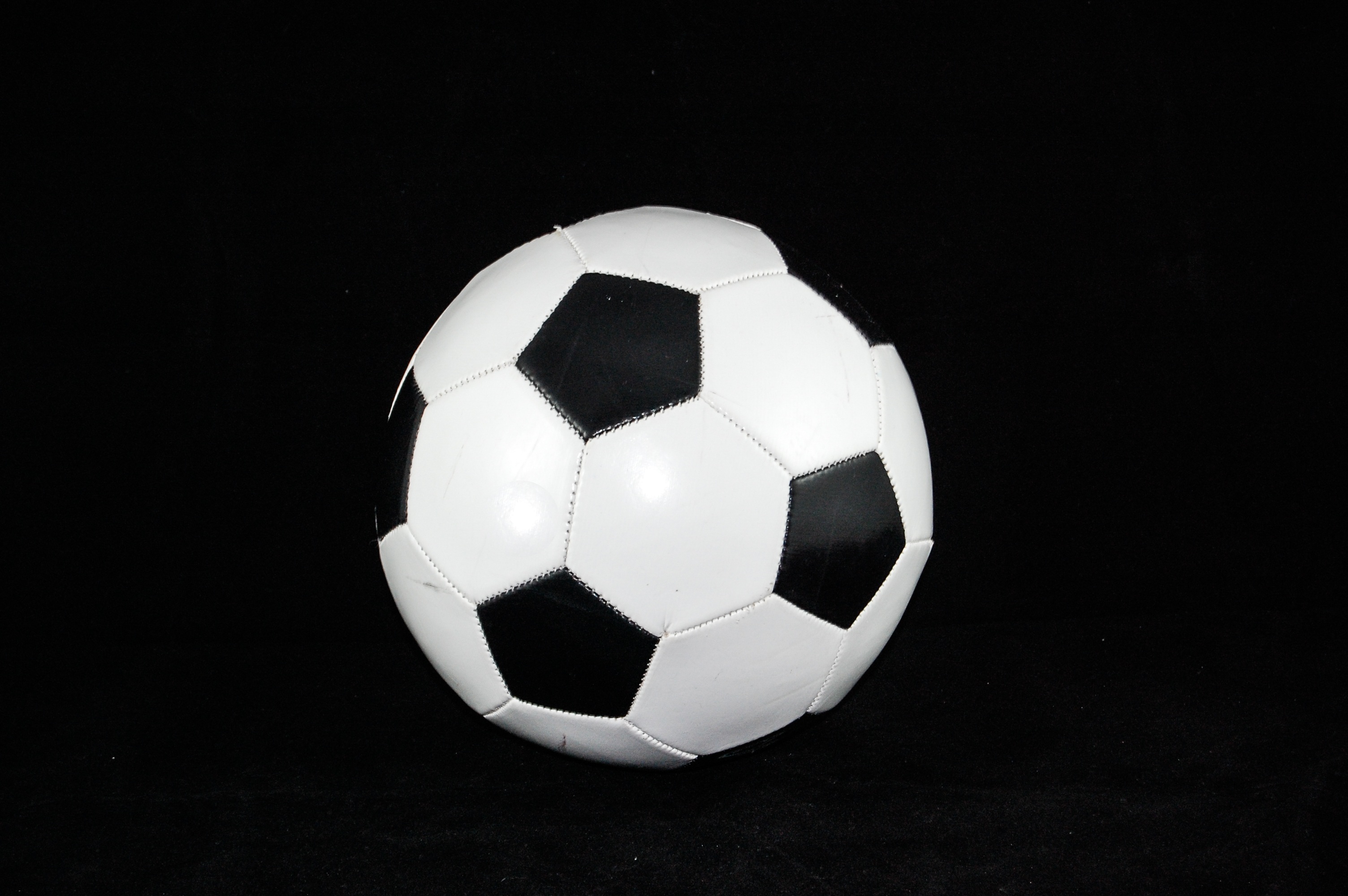 Футбольный мяч на черном фоне - обои для рабочего стола, картинки, фото
