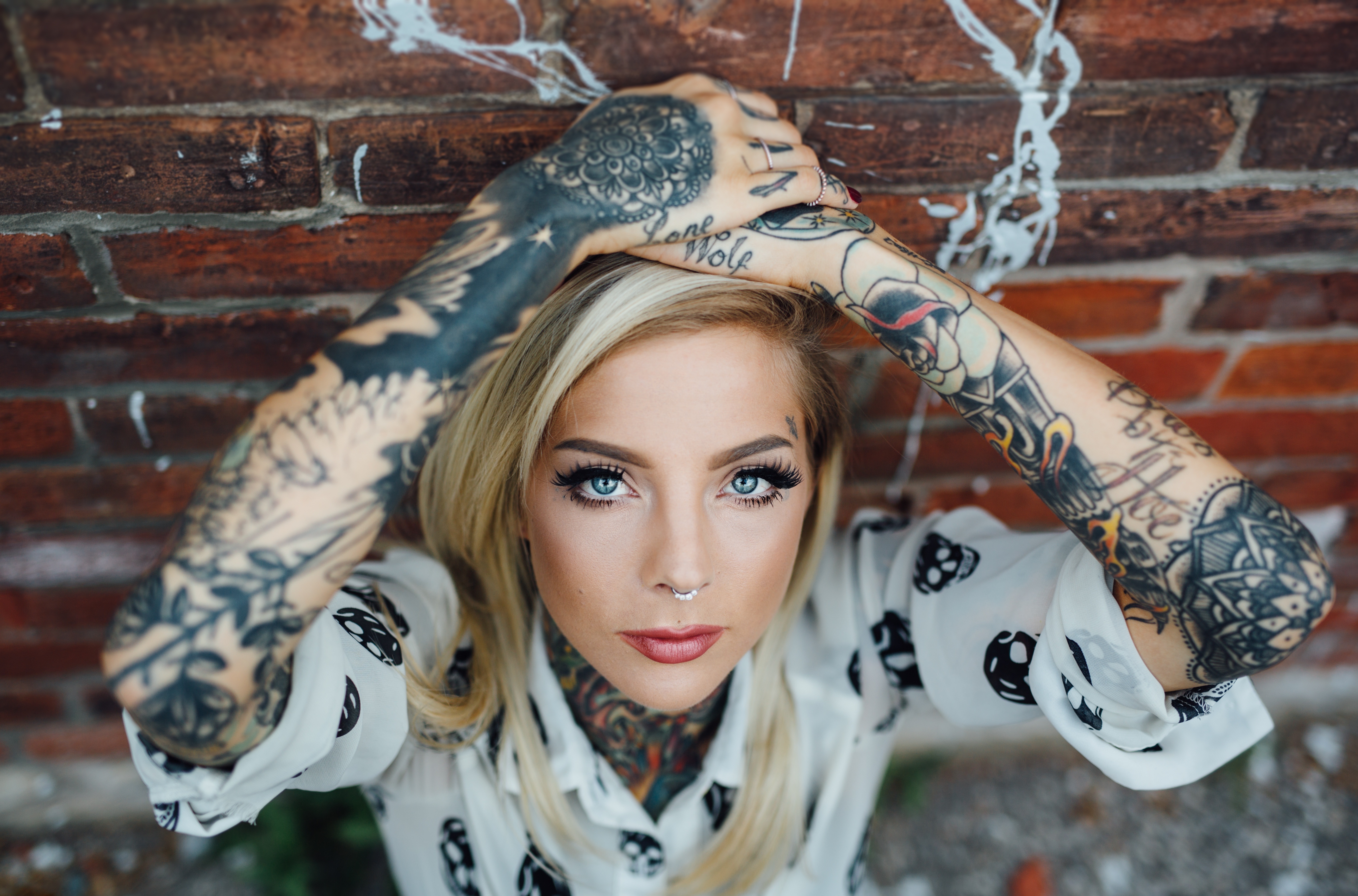 Zastaki.com - Молодая девушка блондинка с татуировками по телу