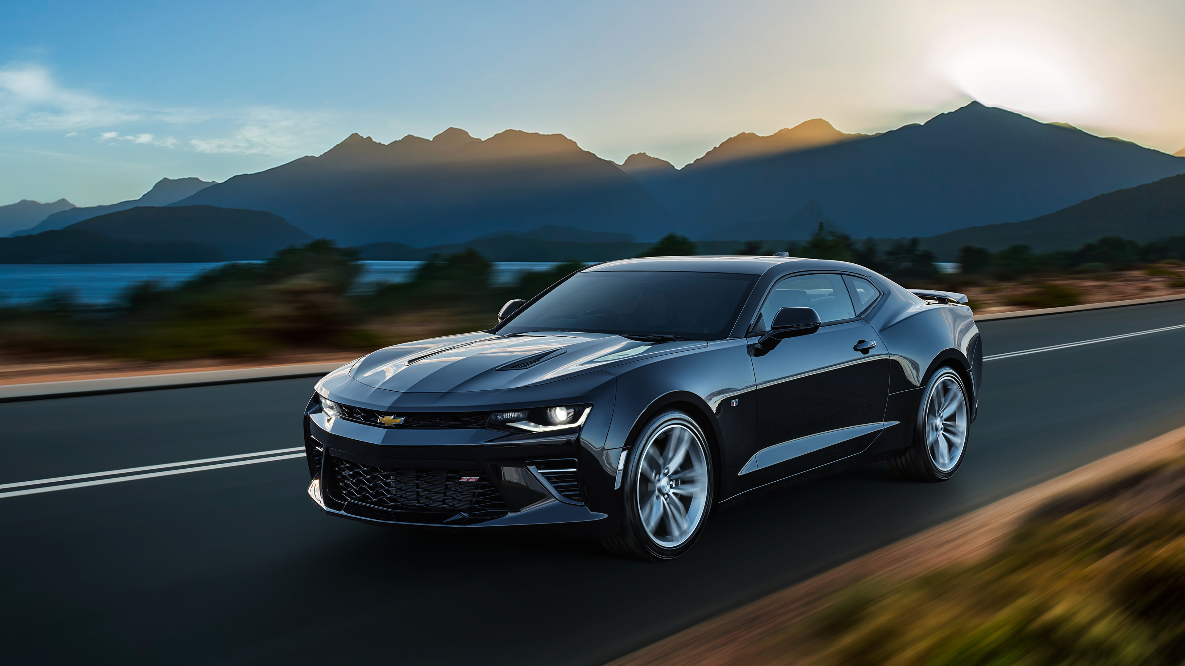 Черный автомобиль Chevrolet Camaro SS 2018 года на трассе - обои для