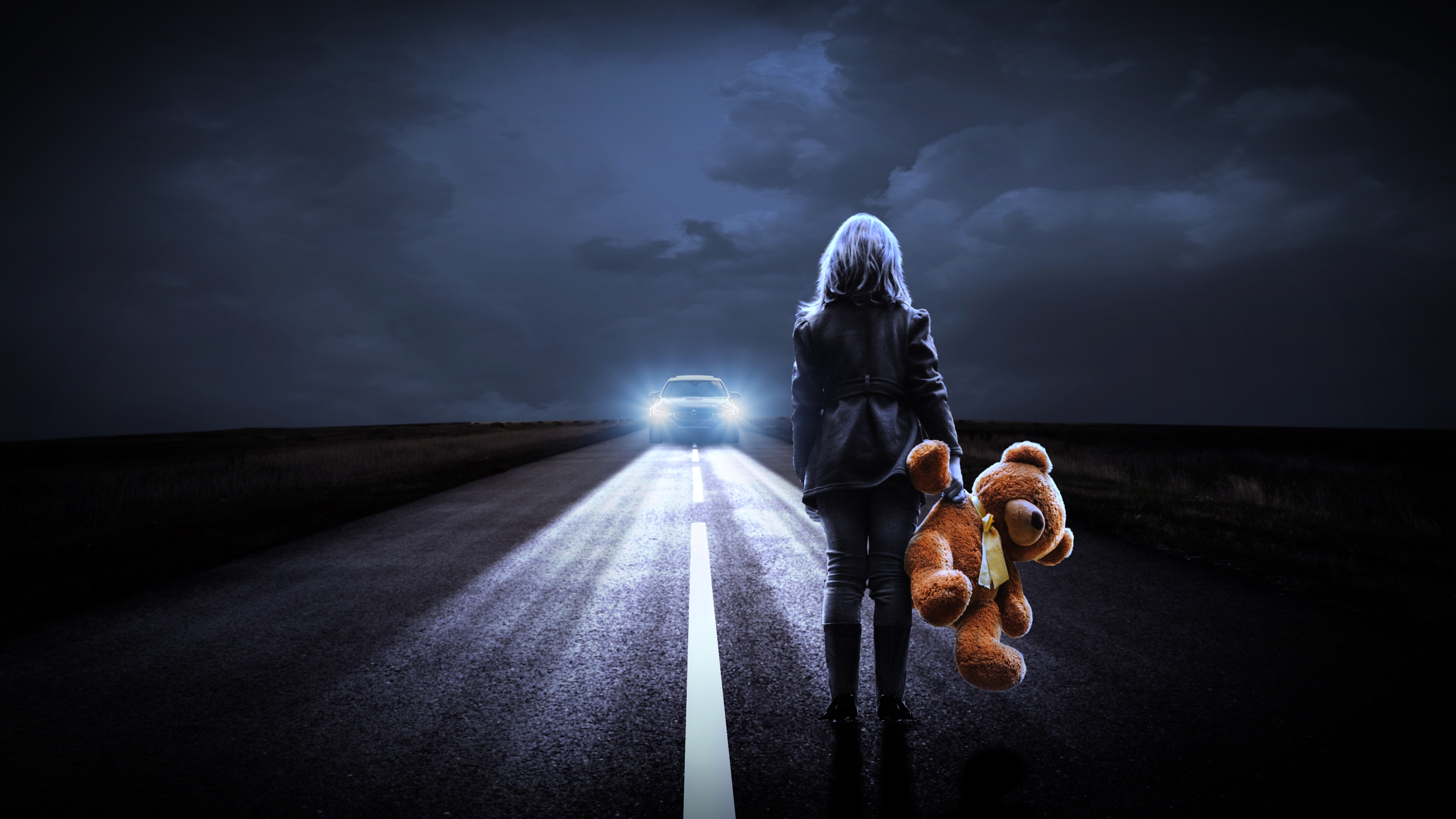 Девушка стоит на дороге с игрушечным медведем - обои для рабочего стола .