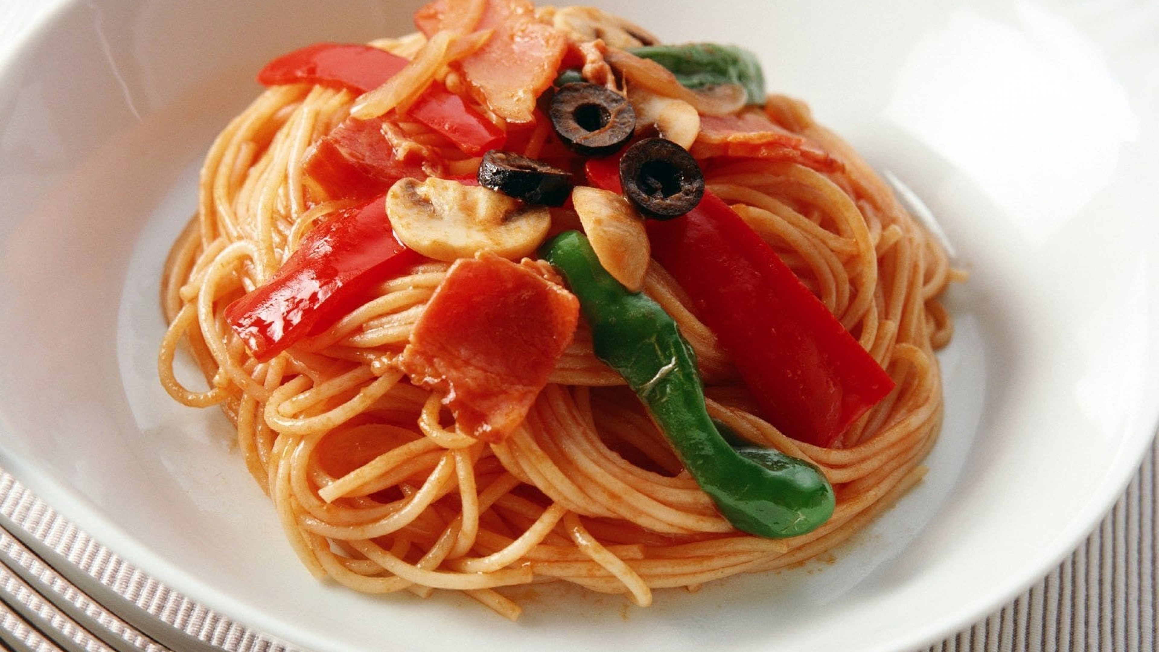 Картинка спагетти. Итальянская кухня спагетти карбонара. Феттучини маринара. Спагетти Феллини. Спагетти лингвини.