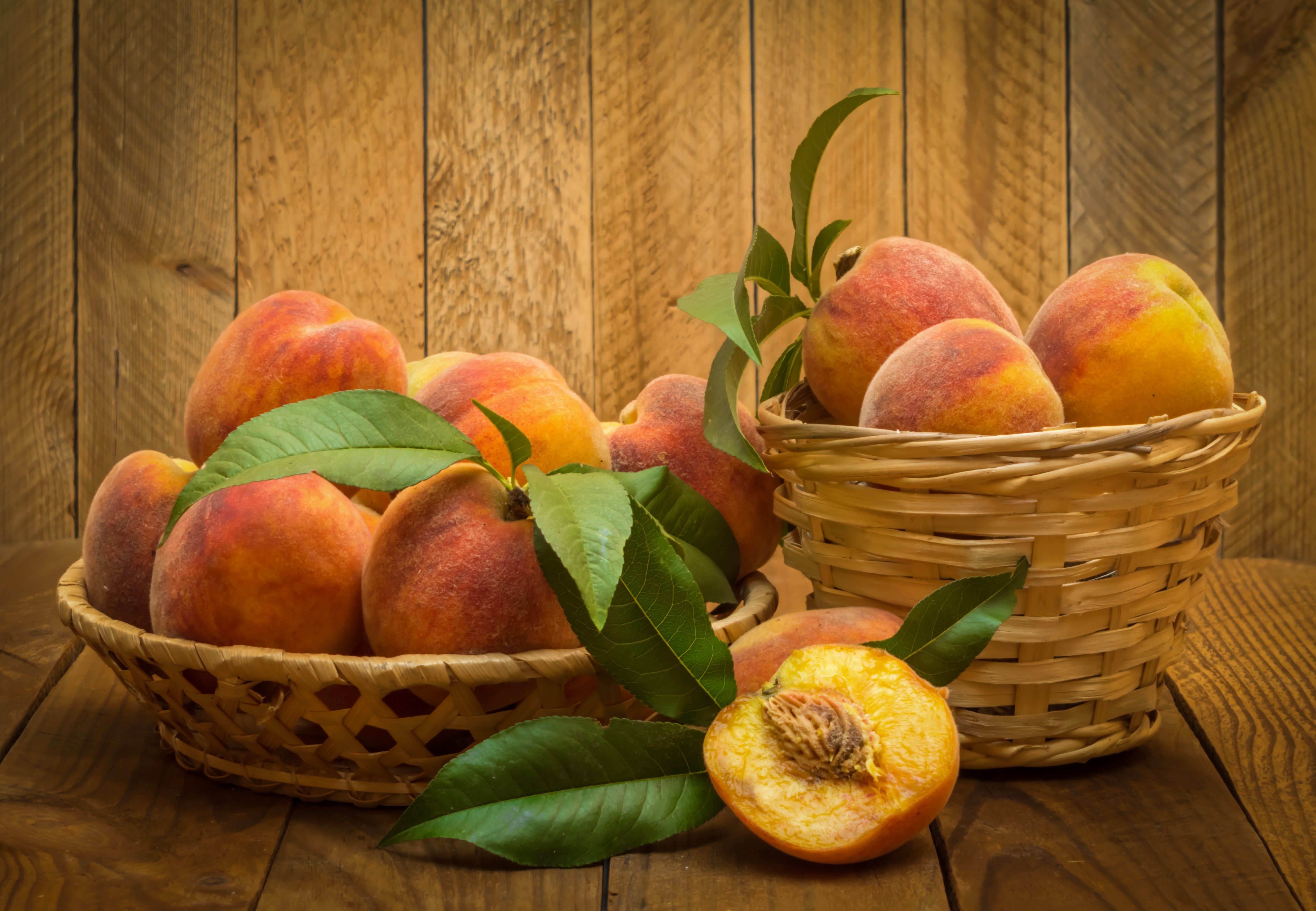 Абрикос и персик фото. Персик нектарин абрикос. Натюрморт корзина с фруктами. Персики в корзинке. Натюрморт с персиком.