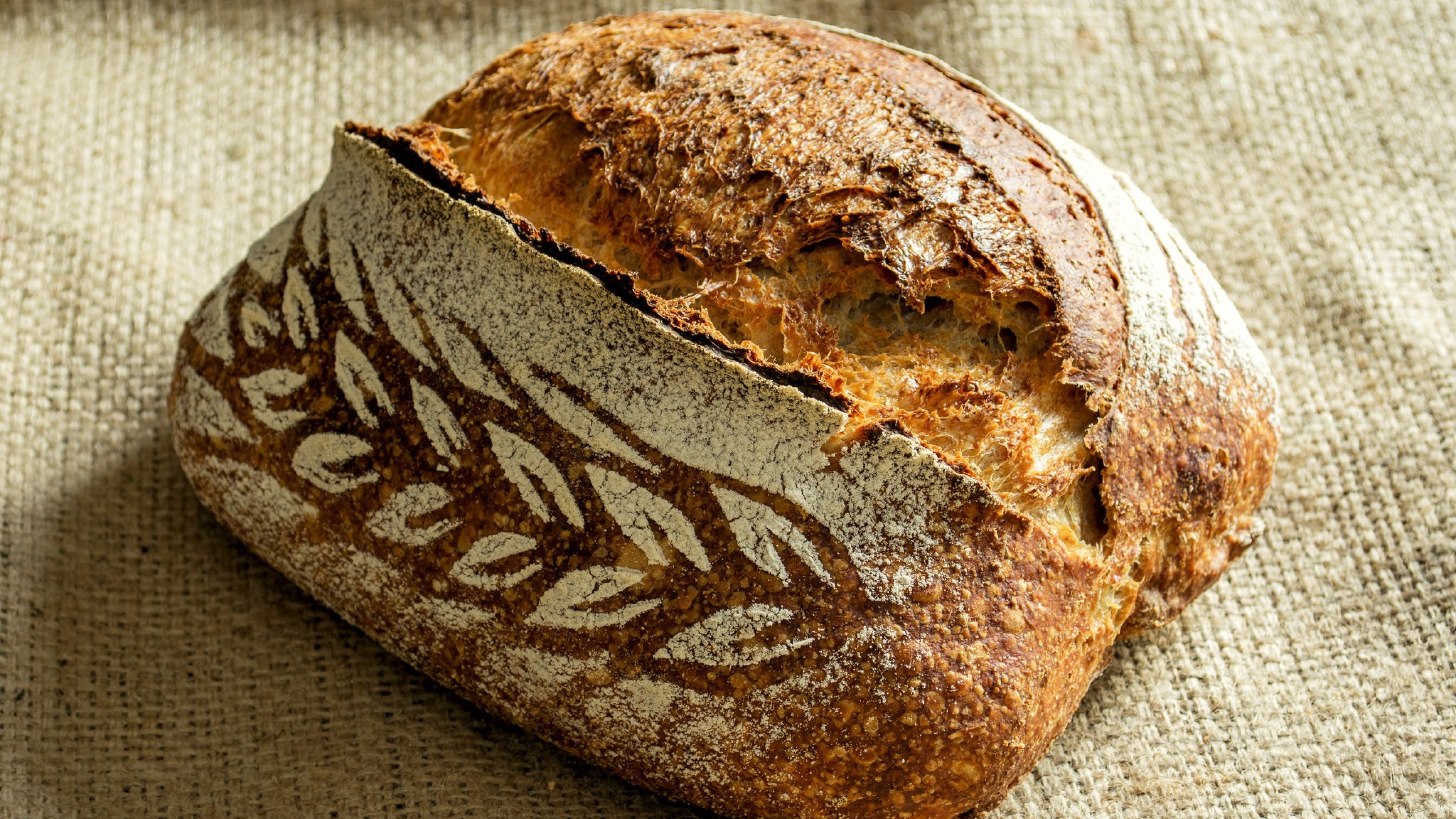 Старая булочка. Красивый хлеб. Круглый хлеб. Украшение хлебобулочных изделий.