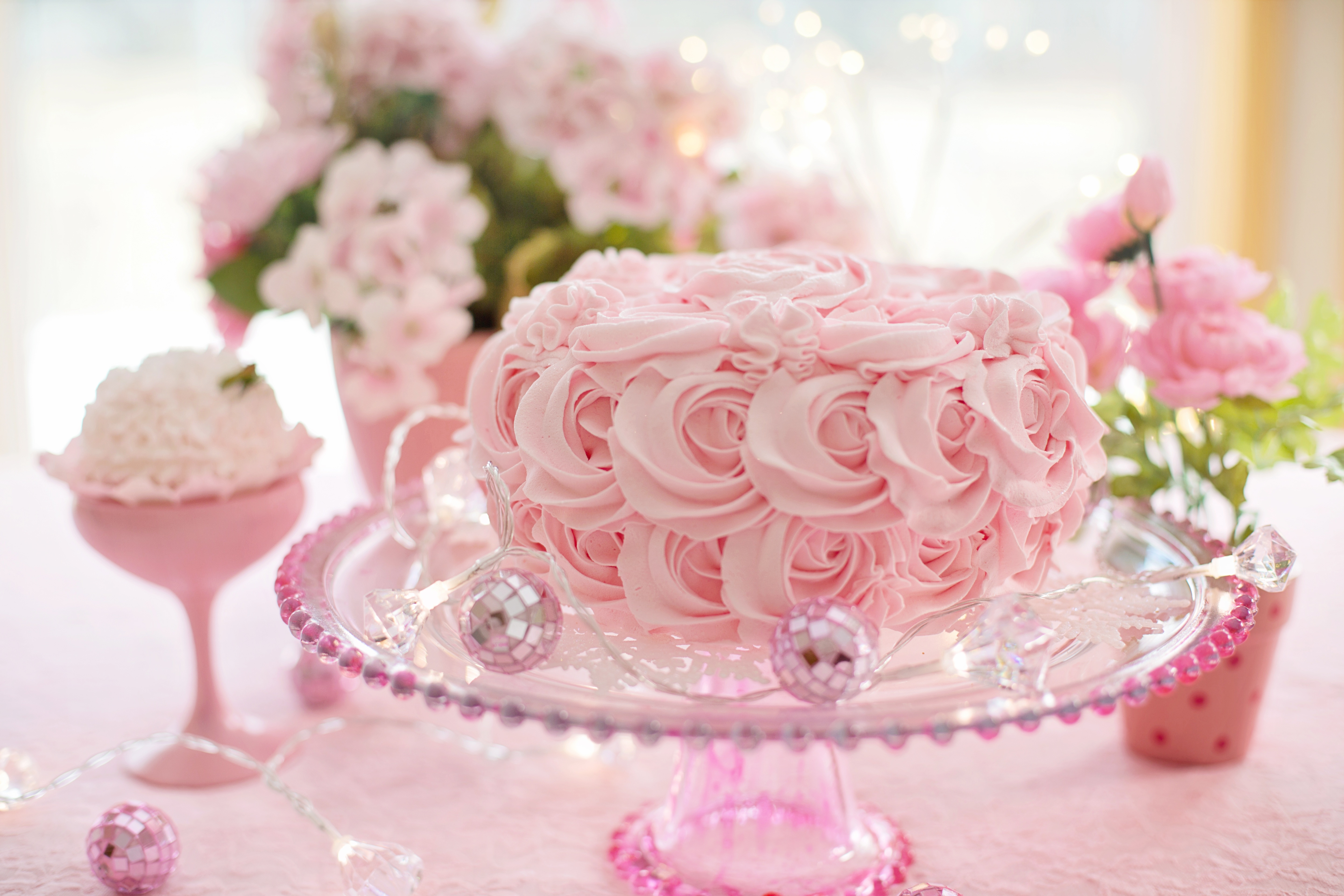 2019Food___Cakes_and_Sweet_Beautiful_pink_cake_on_a_table_with_flowers_135921_.jpg