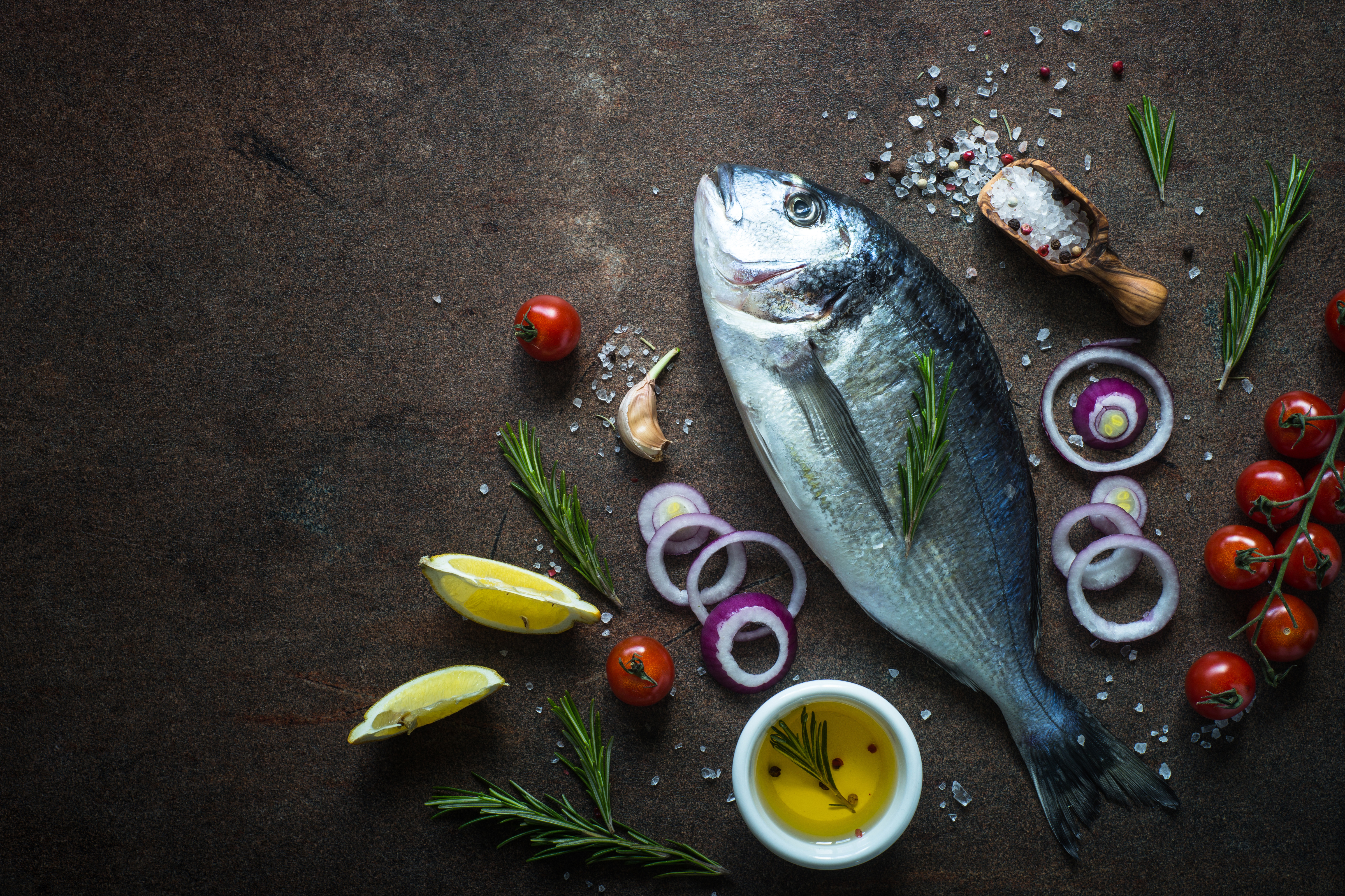Zastaki.com - Свежая рыба на столе с овощами и специями 