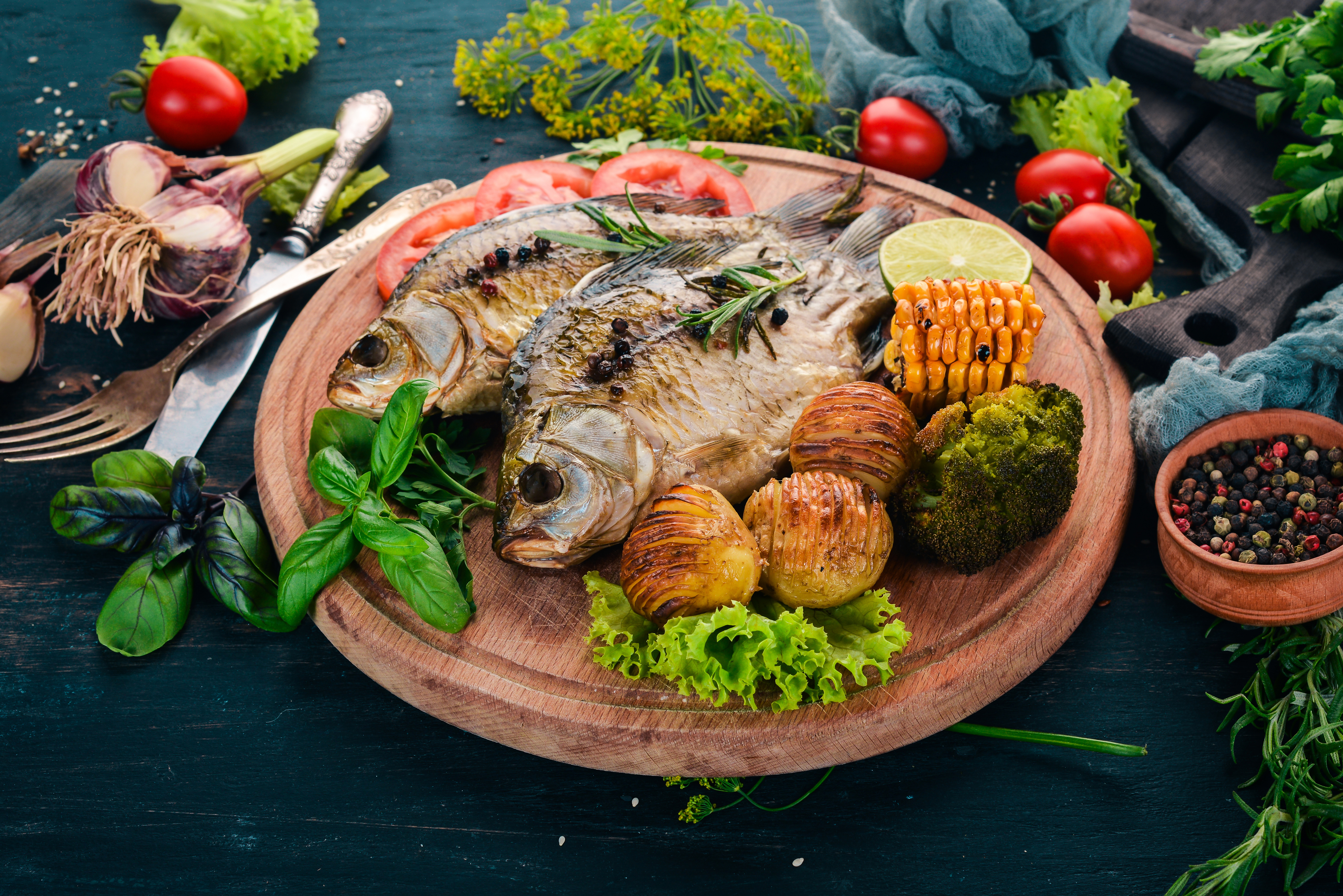Zastaki.com - Зажаренная рыба на доске с овощами