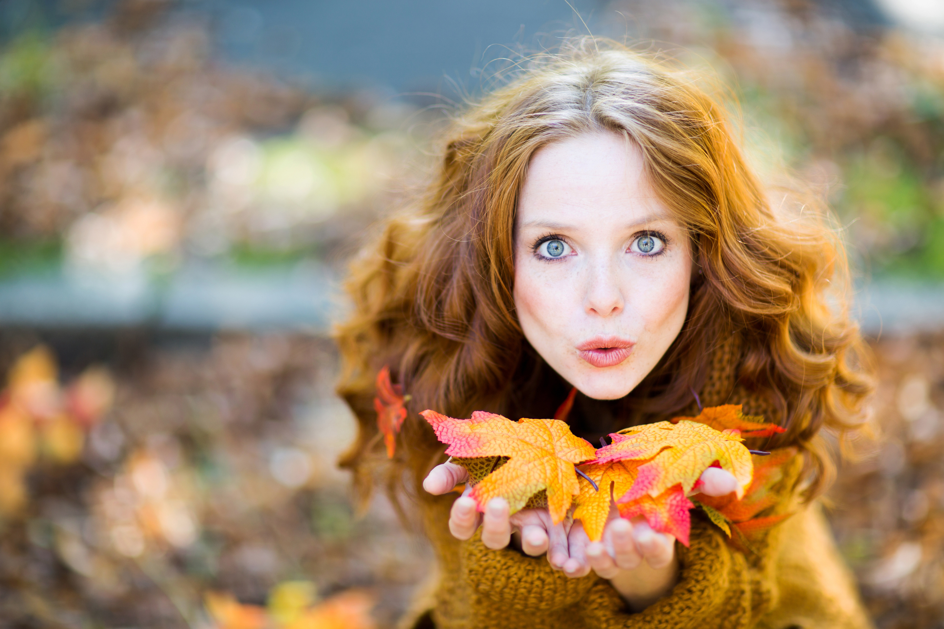 Главная роль осень. Девушка осень. Осенняя фотосессия девушки. Девушка с осенними листьями. Улыбка осени.