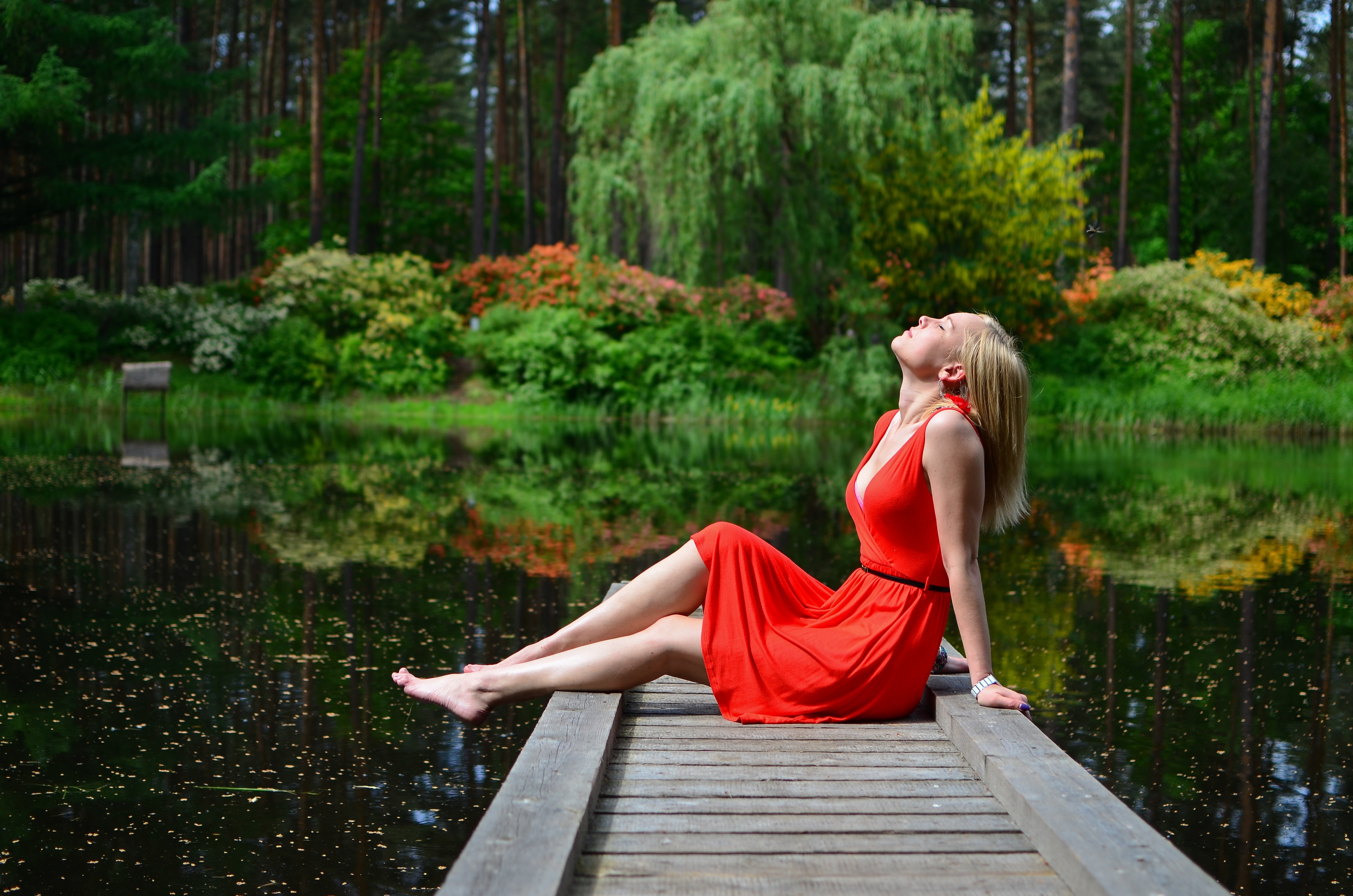 Девушка отдыхала на природе. Фотосессия в Красном платье на природе. Фотосессия в озере в платье. Девушка в платье на природе. Девушка в платье у озера.