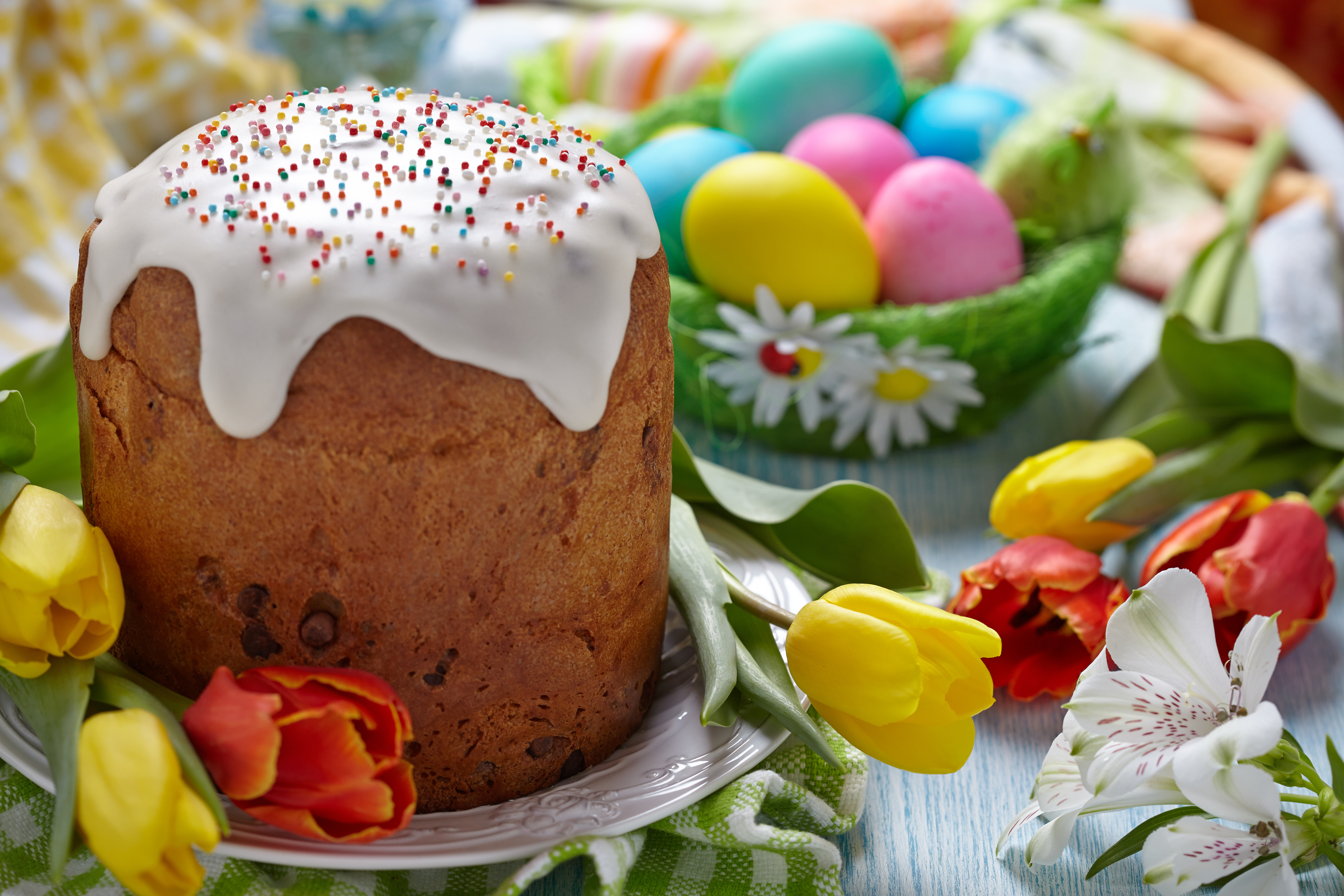Красивый пасхальный стол. Easter Cake кулич. Пасхальные яйца и куличи. Кулич и яйца на Пасху.