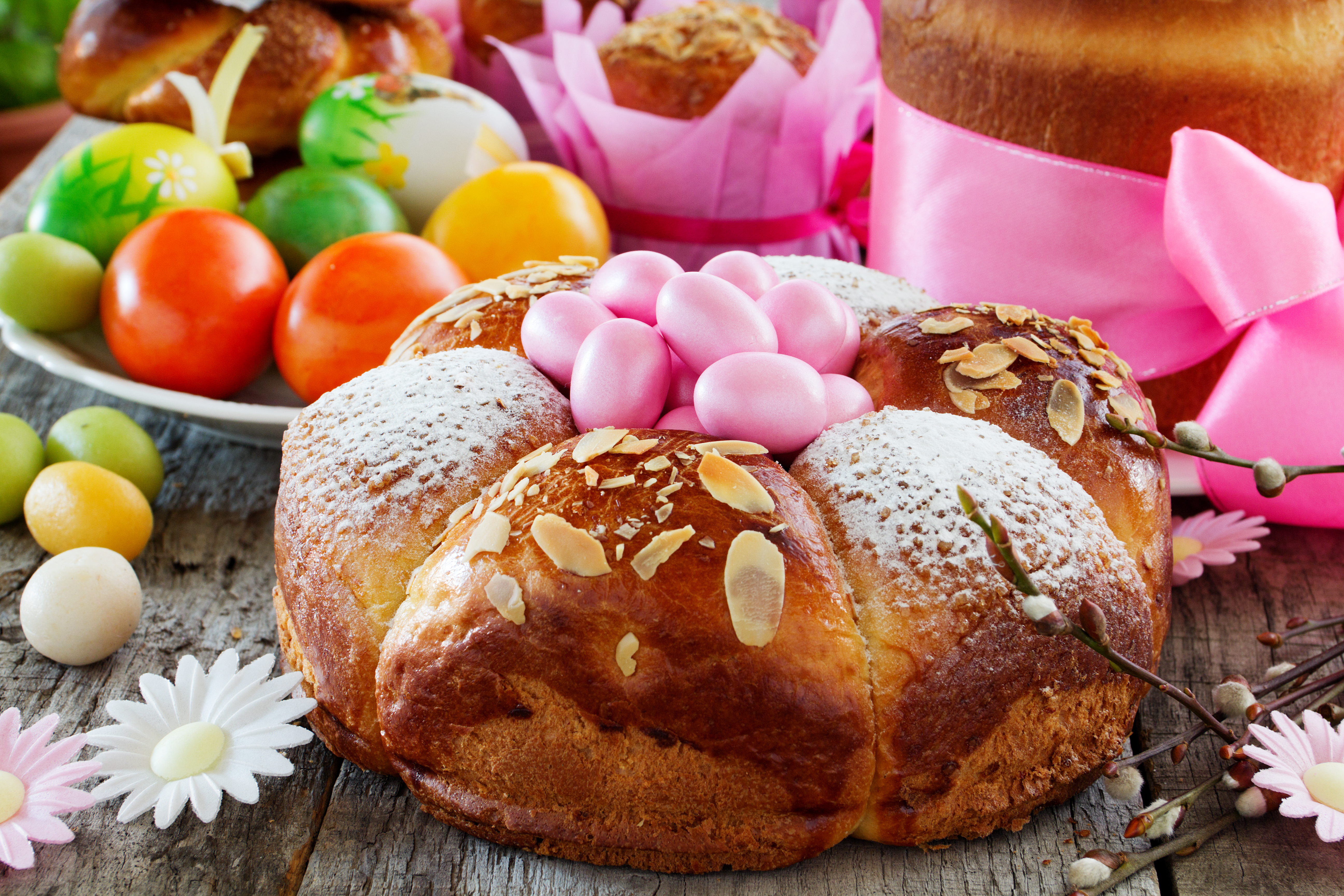 Кулич с яйцами картинки