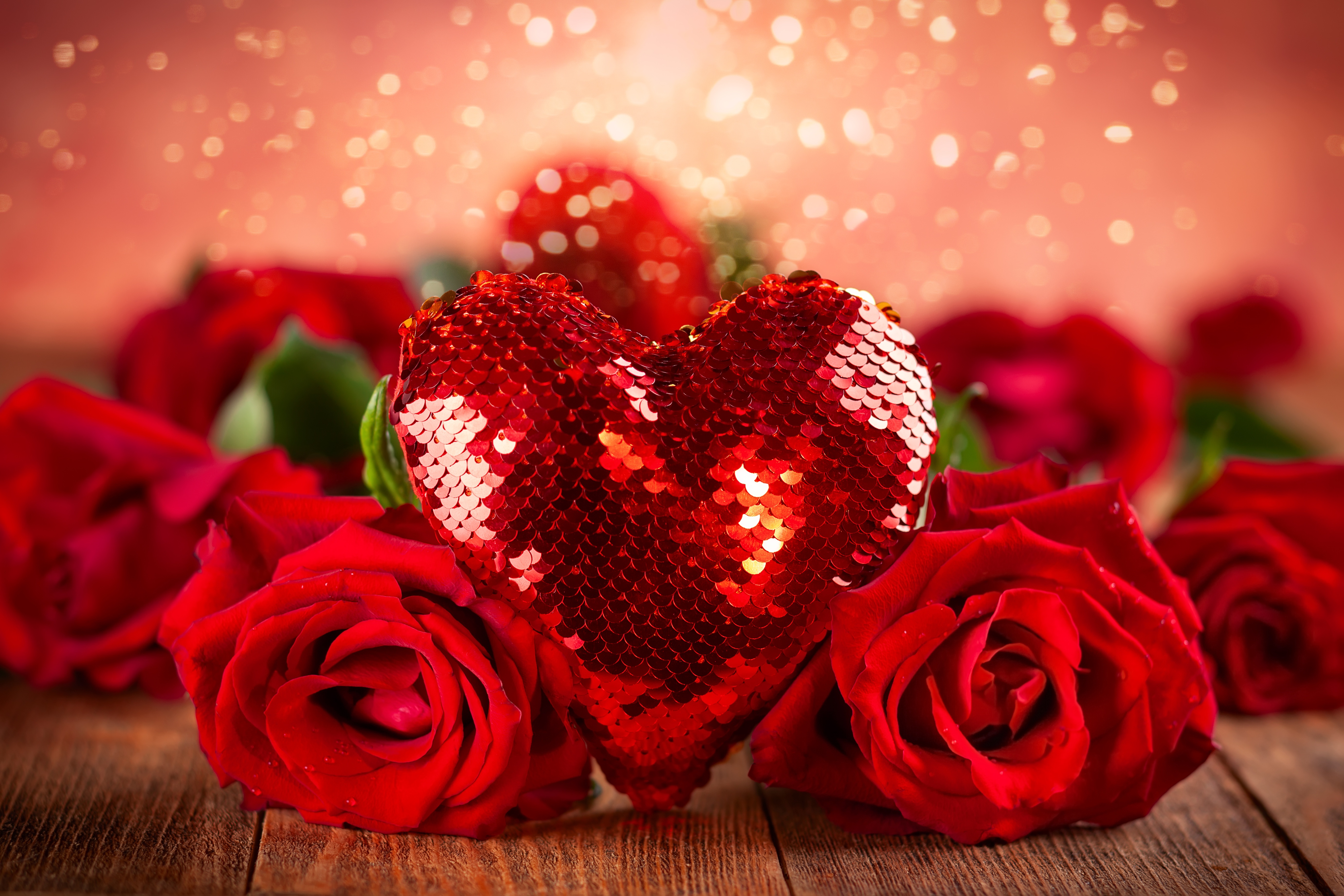 Букет роз с блестками. Красивое сердце. Романтические цветы. Цветы сердечки. Сердечки цветочки.