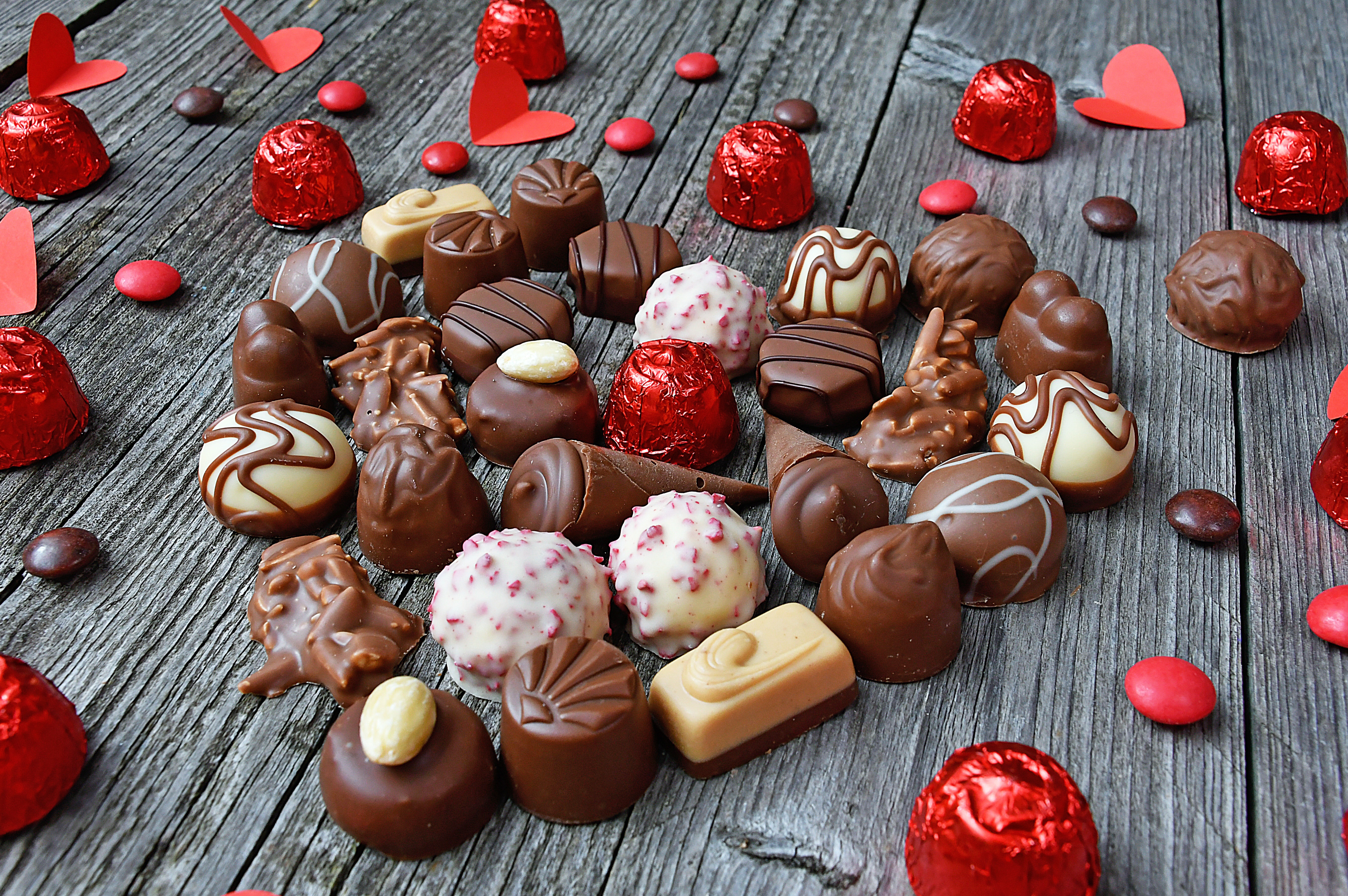 Картинки сладкого. Шоколадные конфеты. Красивые конфеты. Сладости конфеты шоколад. Конфеты шоколадки.