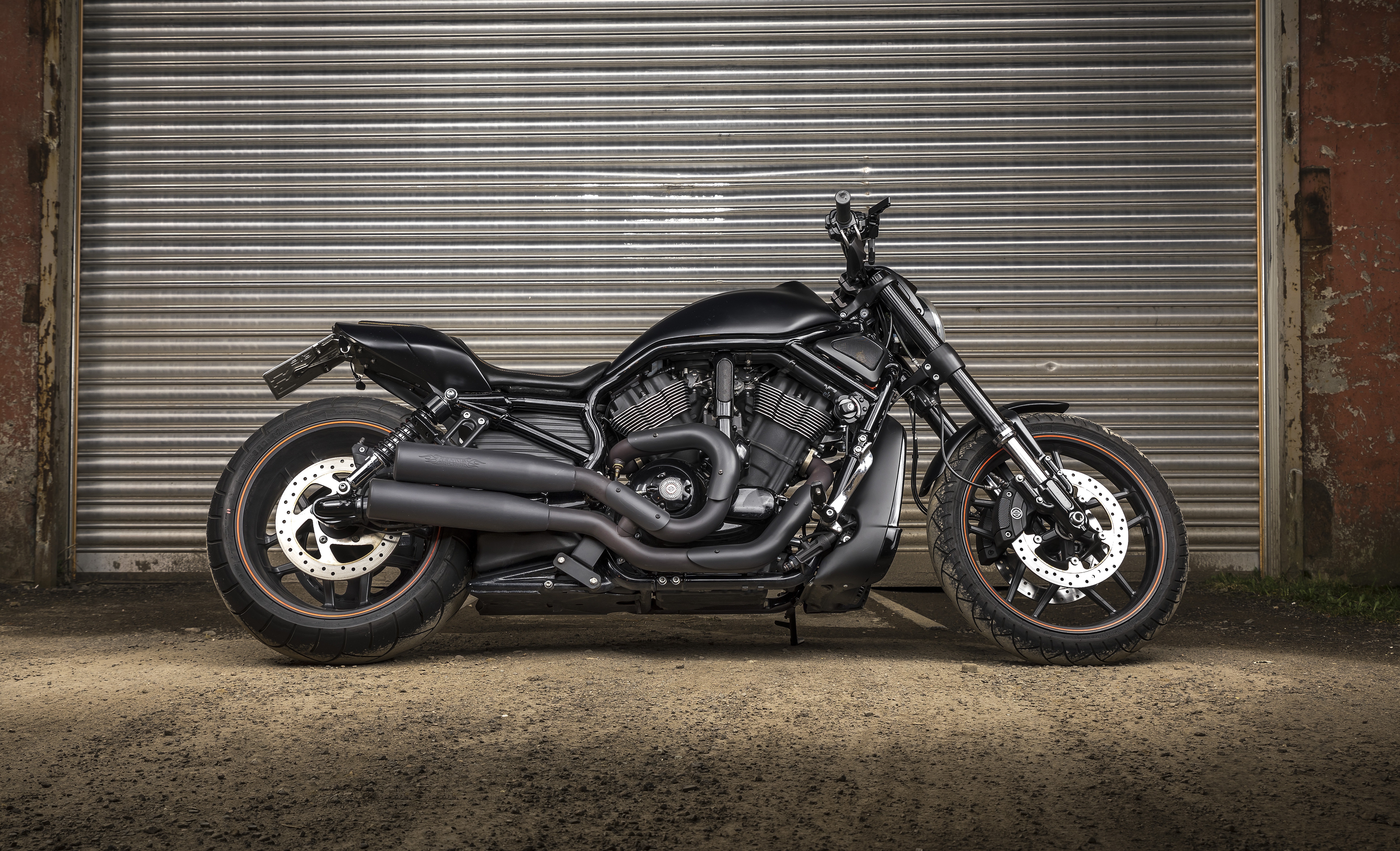 Zastaki.com - Черный тяжелый мотоцикл Harley-Davidson у гаража