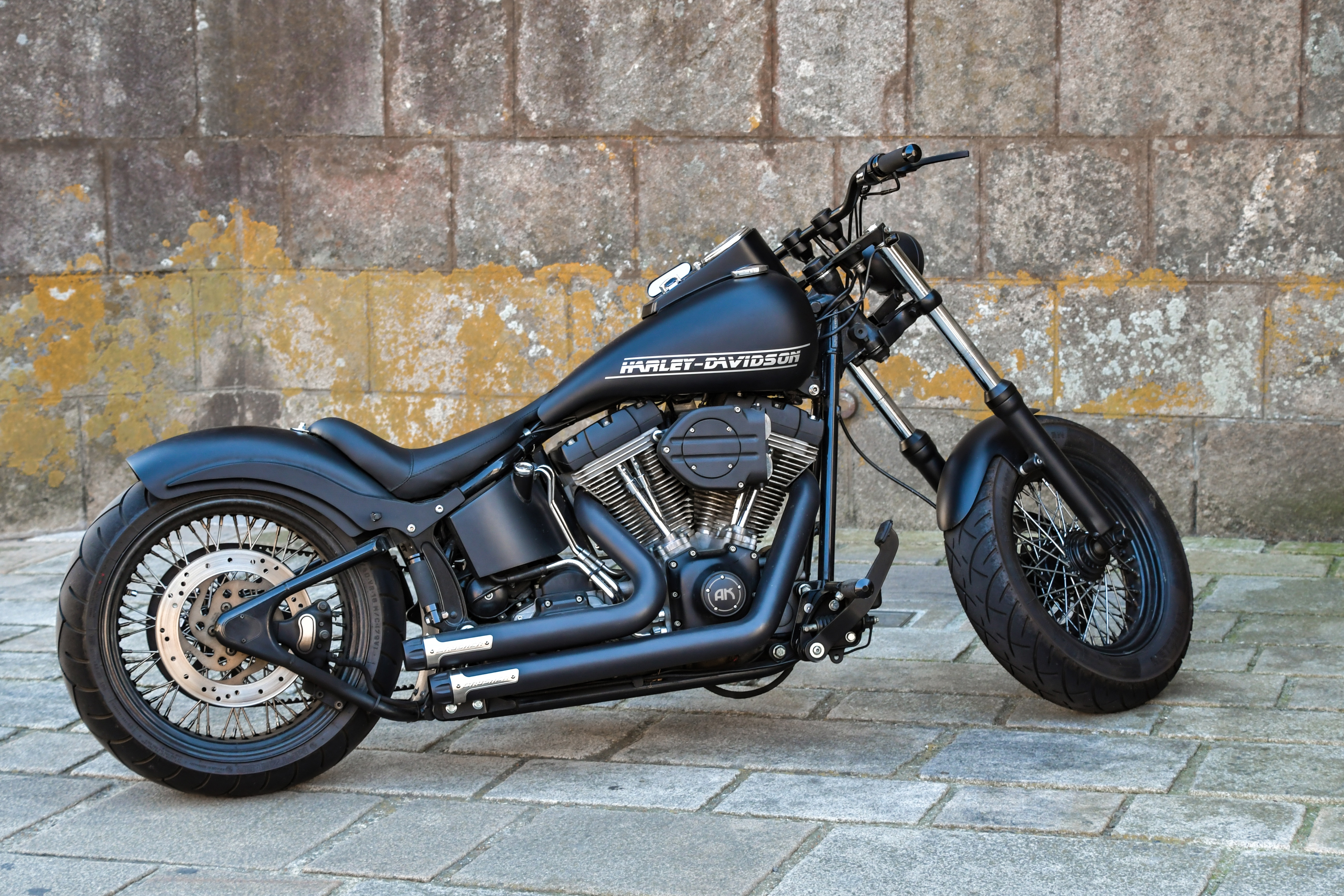 Zastaki.com - Черный стильный мотоцикл Harley-Davidson на фоне стены