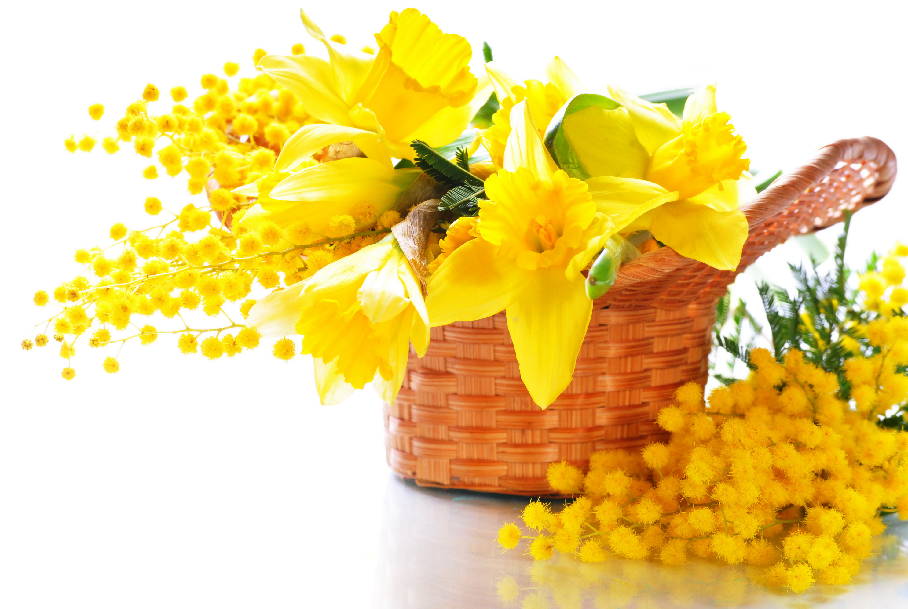 Букет весенних поздравлений. Тюльпаны нарциссы и мимозы. Букет нарциссов и мимозы. Весенние цветы желтые Мимоза.