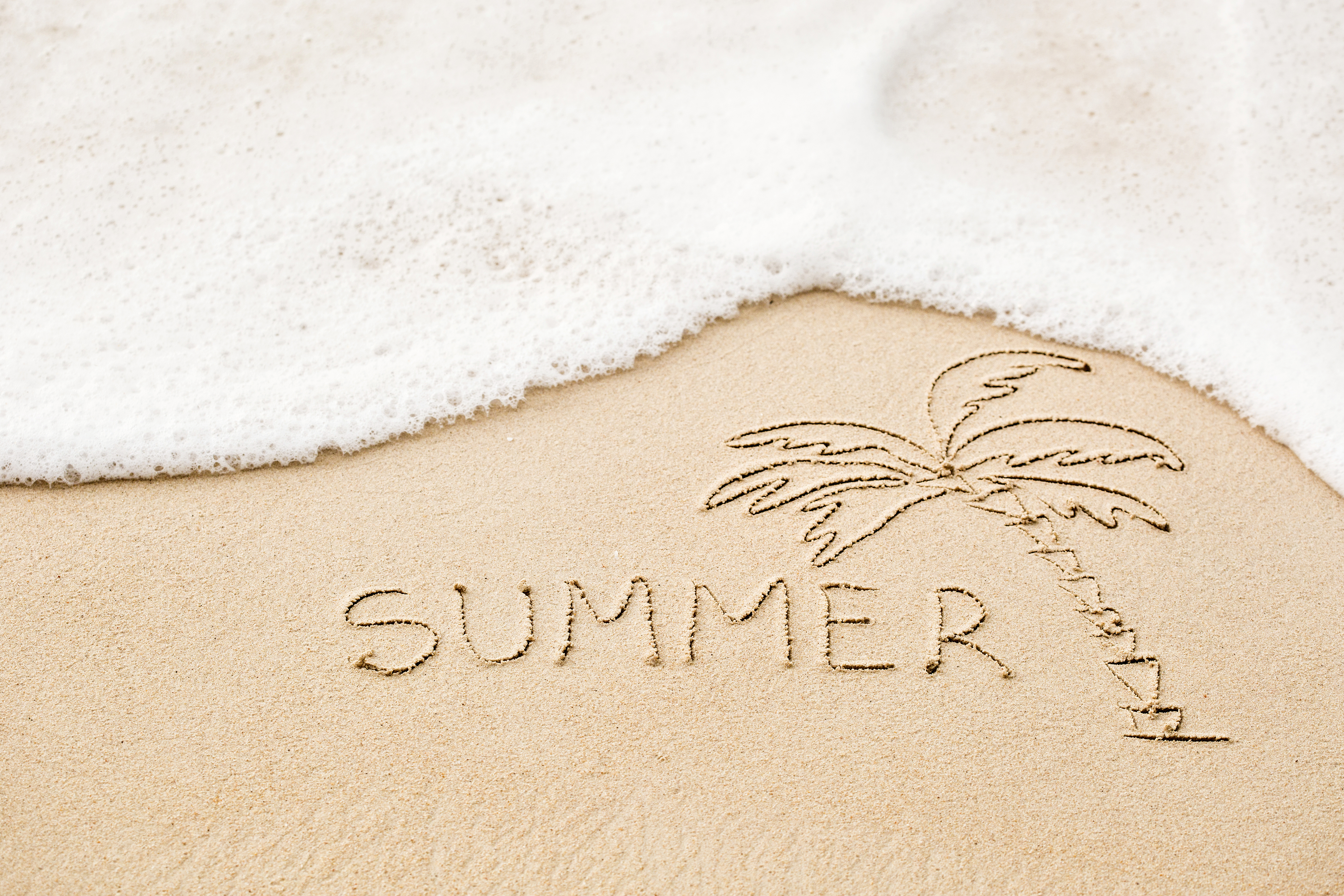 Лето на английском. Summer надпись. Лето надпись. Лето надпись красивая. Summer надпись на песке.