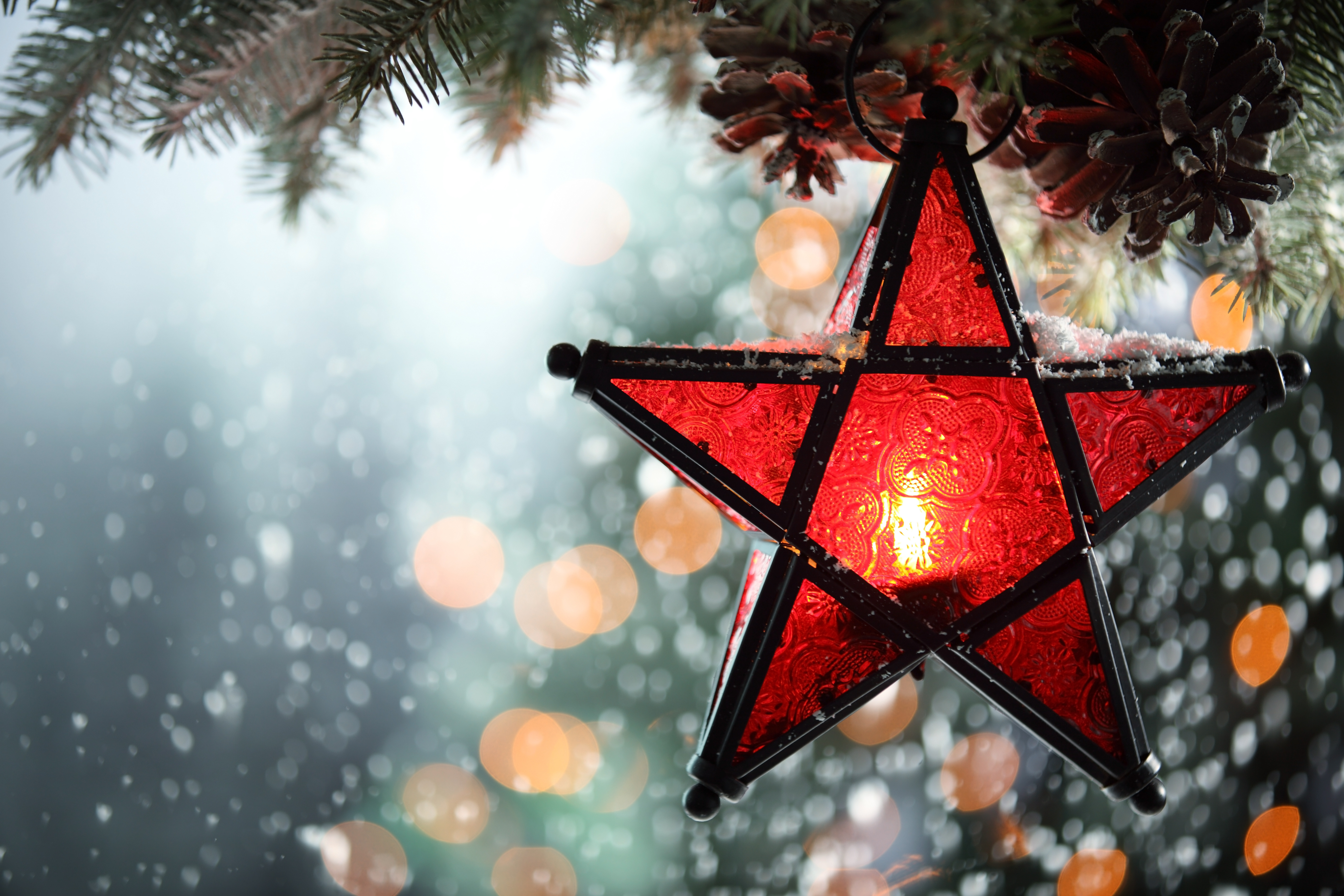 2019New_Year_wallpapers_Big_red_star_on_the_Christmas_tree_for_New_Year._137607_.jpg