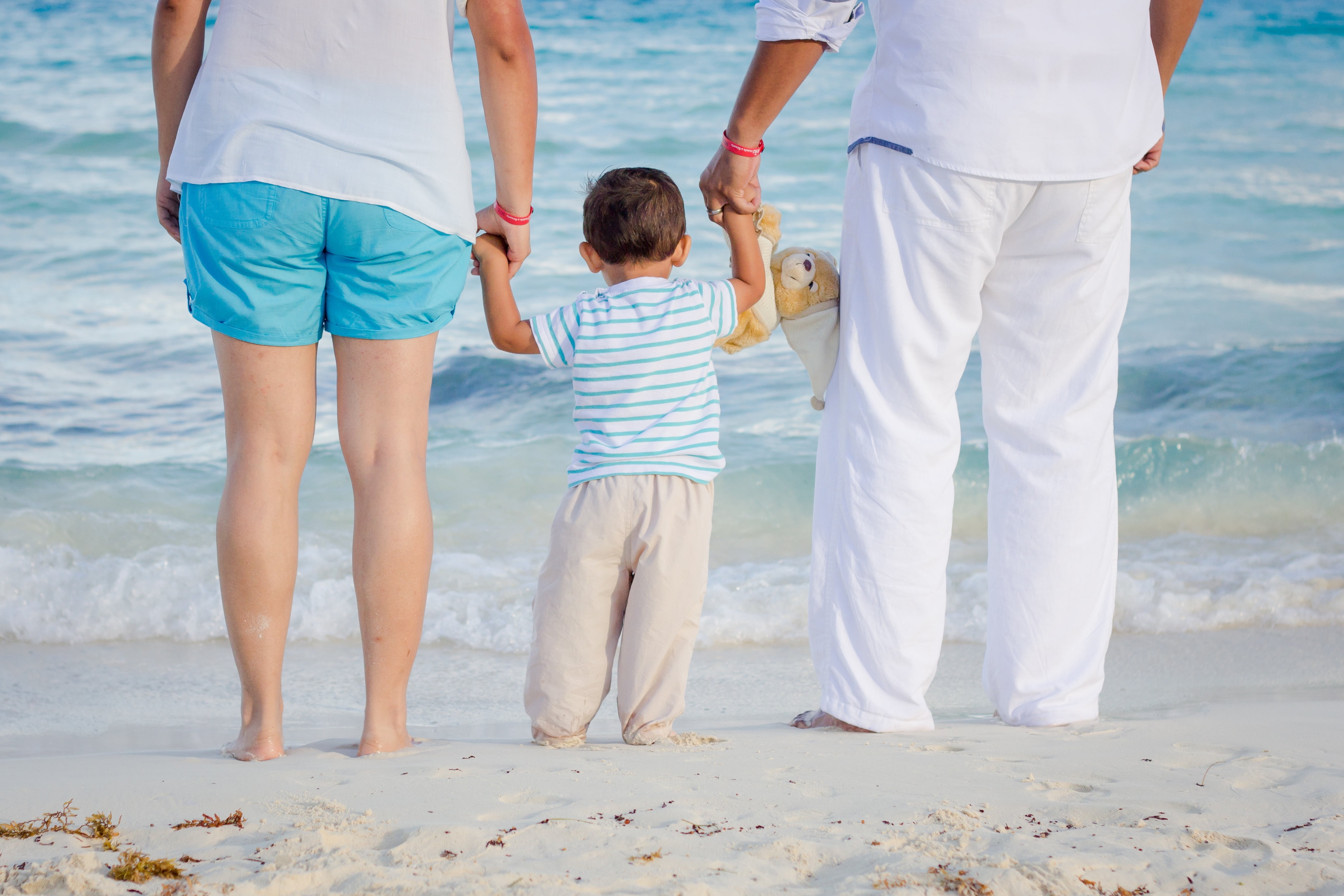Мама папа на пляже. Семья на море. Счастливая семья на море. Счастливая семья с детьми на море. Дети на море с родителями.