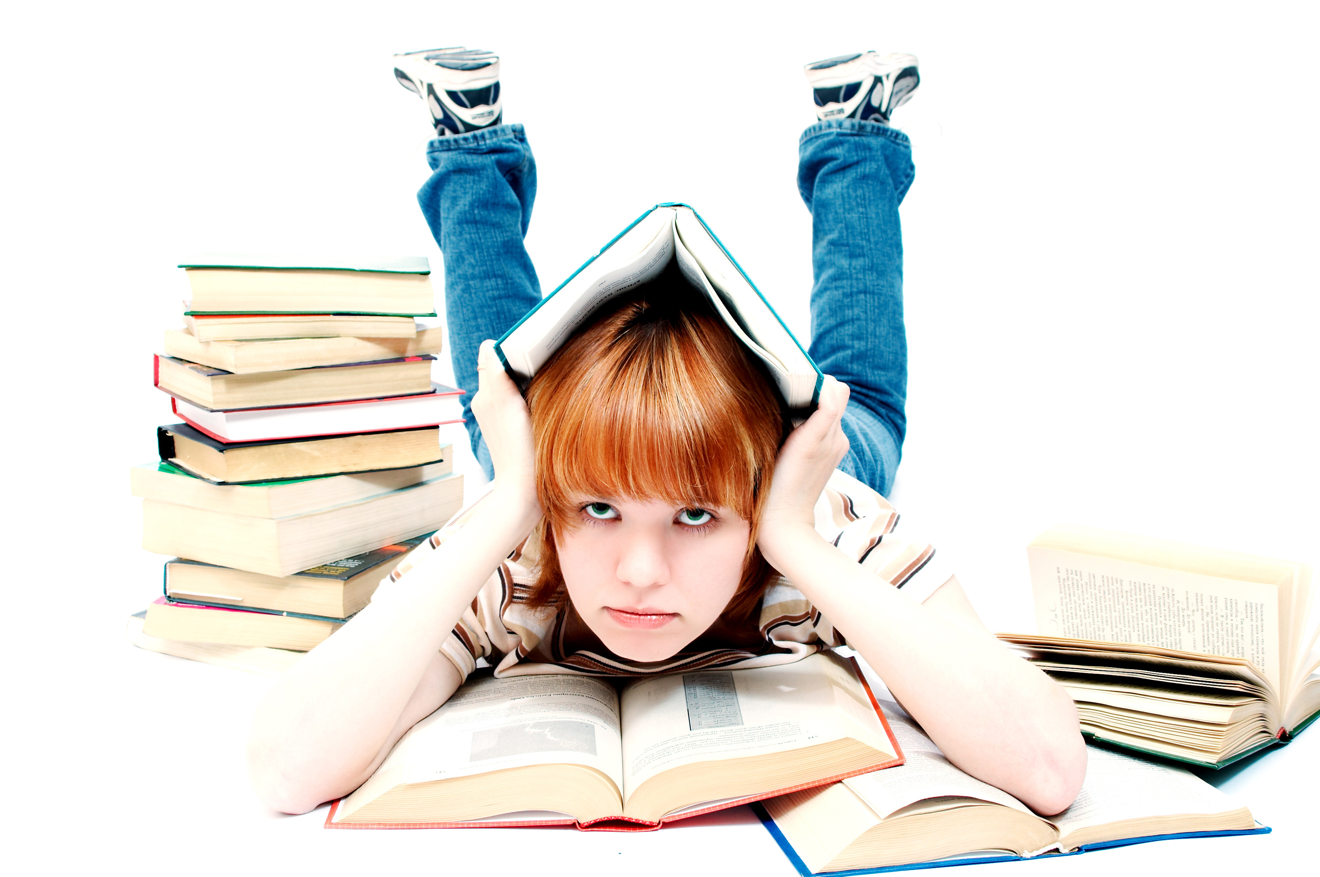 Самостоятельный ли подросток. Подготовка к экзаменам. Психологическая подготовка к экзаменам. Ребенок готовится к экзаменам. Рыжая девушка с книгой.