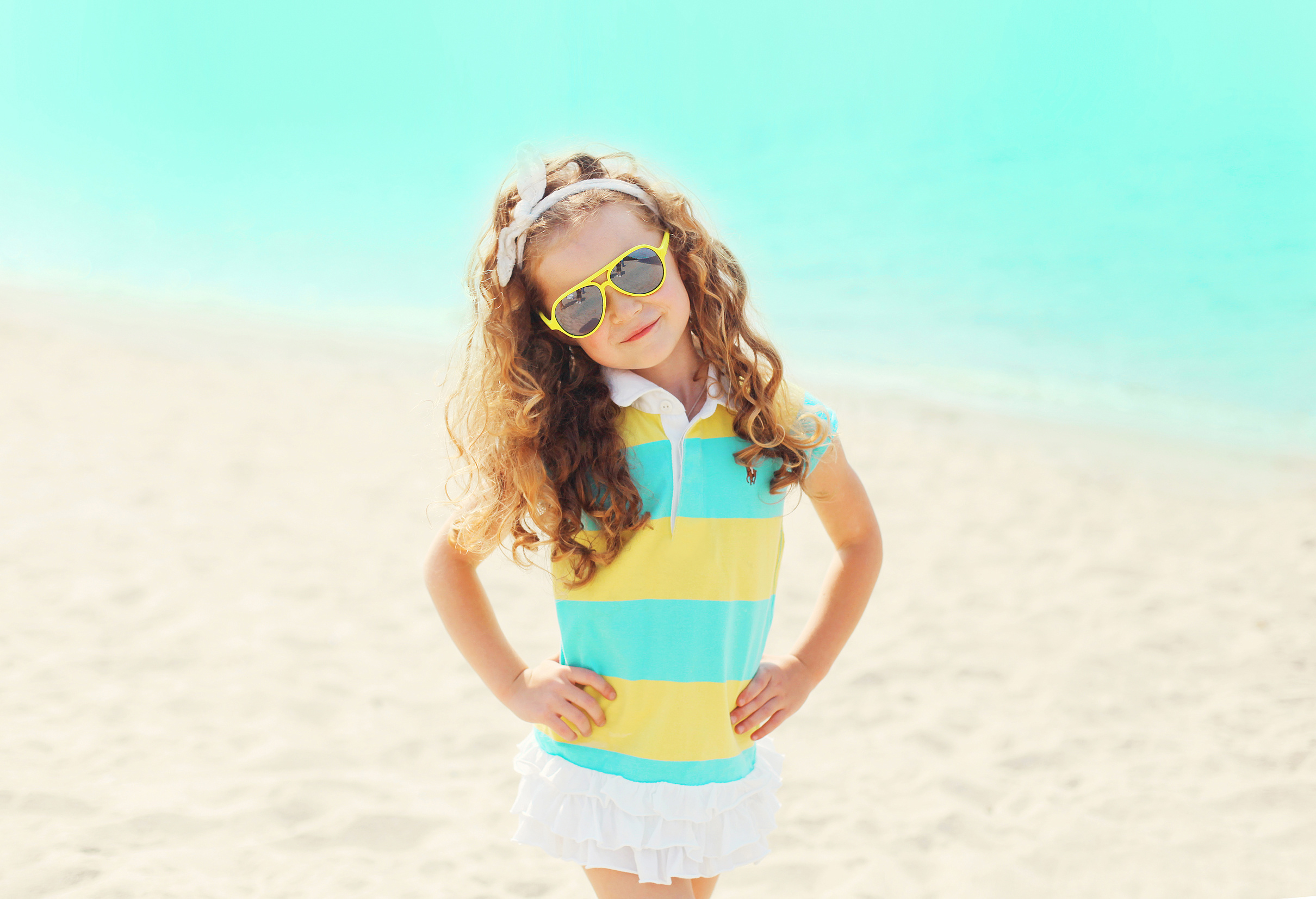 Little girls models. Девочка в солнцезащитных очках. Девочка и море. Ребенок в очках на море. Маленькая девочка в солнцезащитных очках.