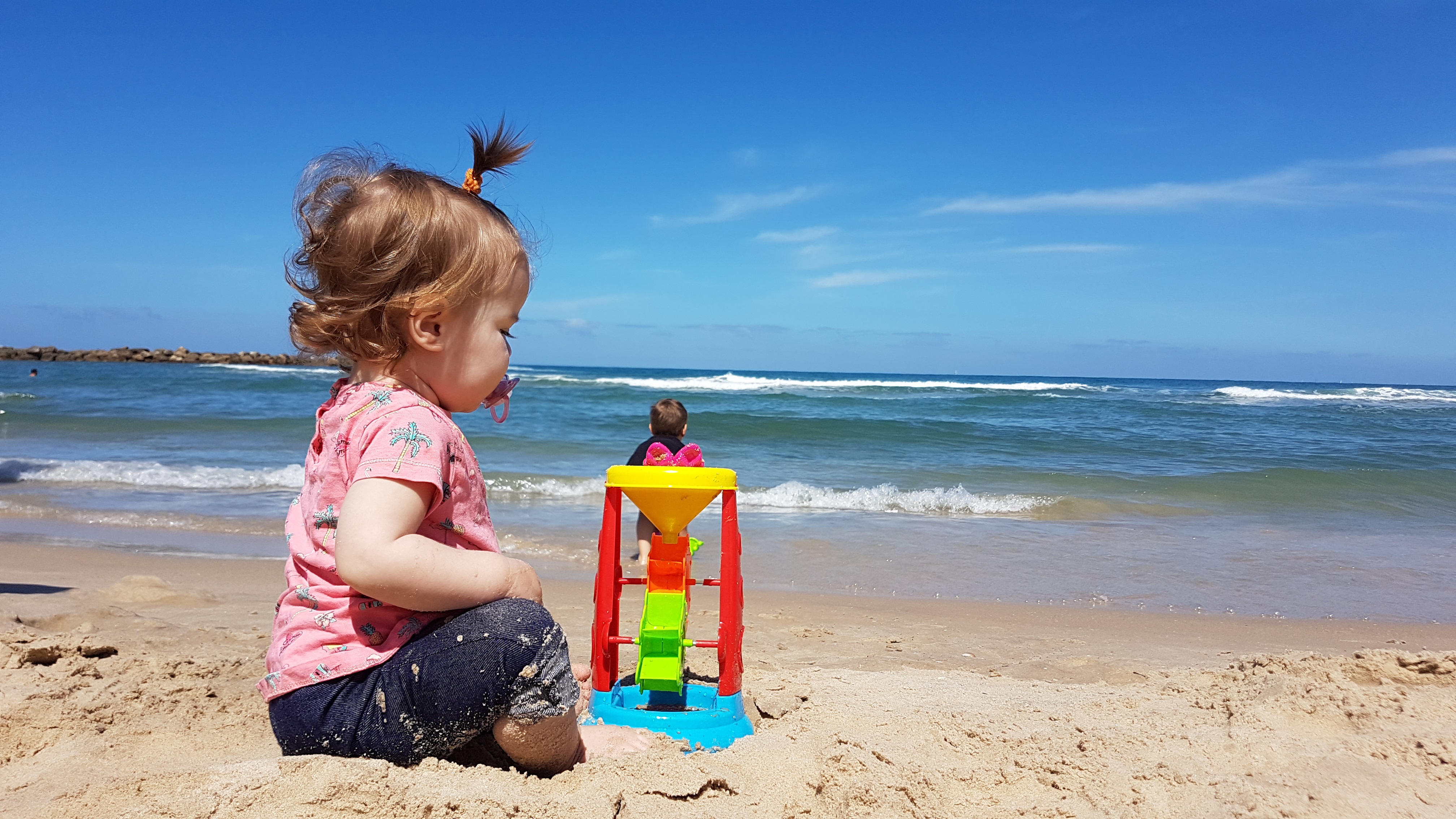 Девочки дети пляж. Лето пляж дети. Дети на море. Маленькие дети на море. Дети песок море.