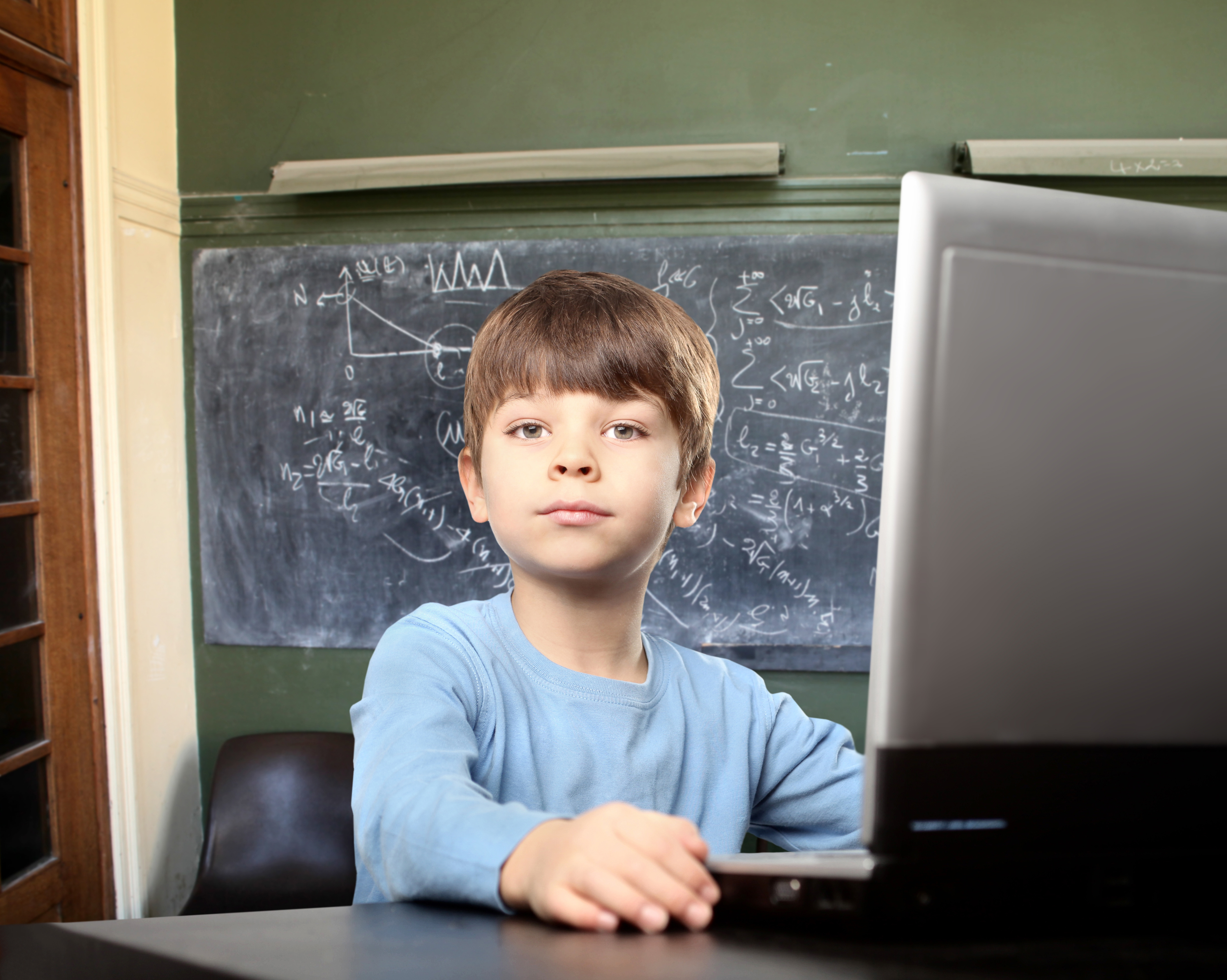 Глупый ученик. Портрет школьника. Компьютер для школьника. Школьник за компом в школе.