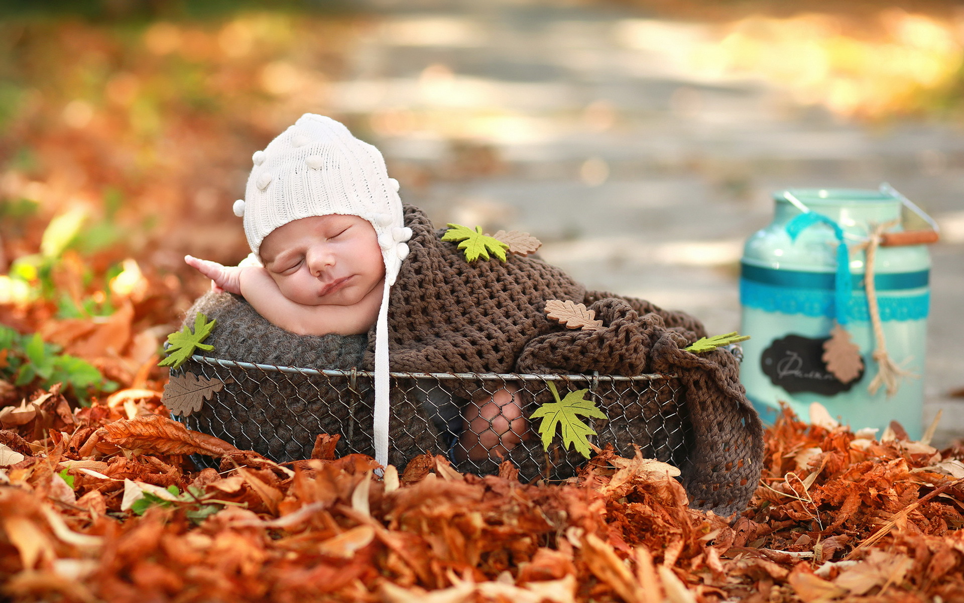 Ребенок родился в октябре. Осень для детей. Осенние малыши. Новорожденный в осенних листьях. Осенняя фотосессия с новорожденным на природе.