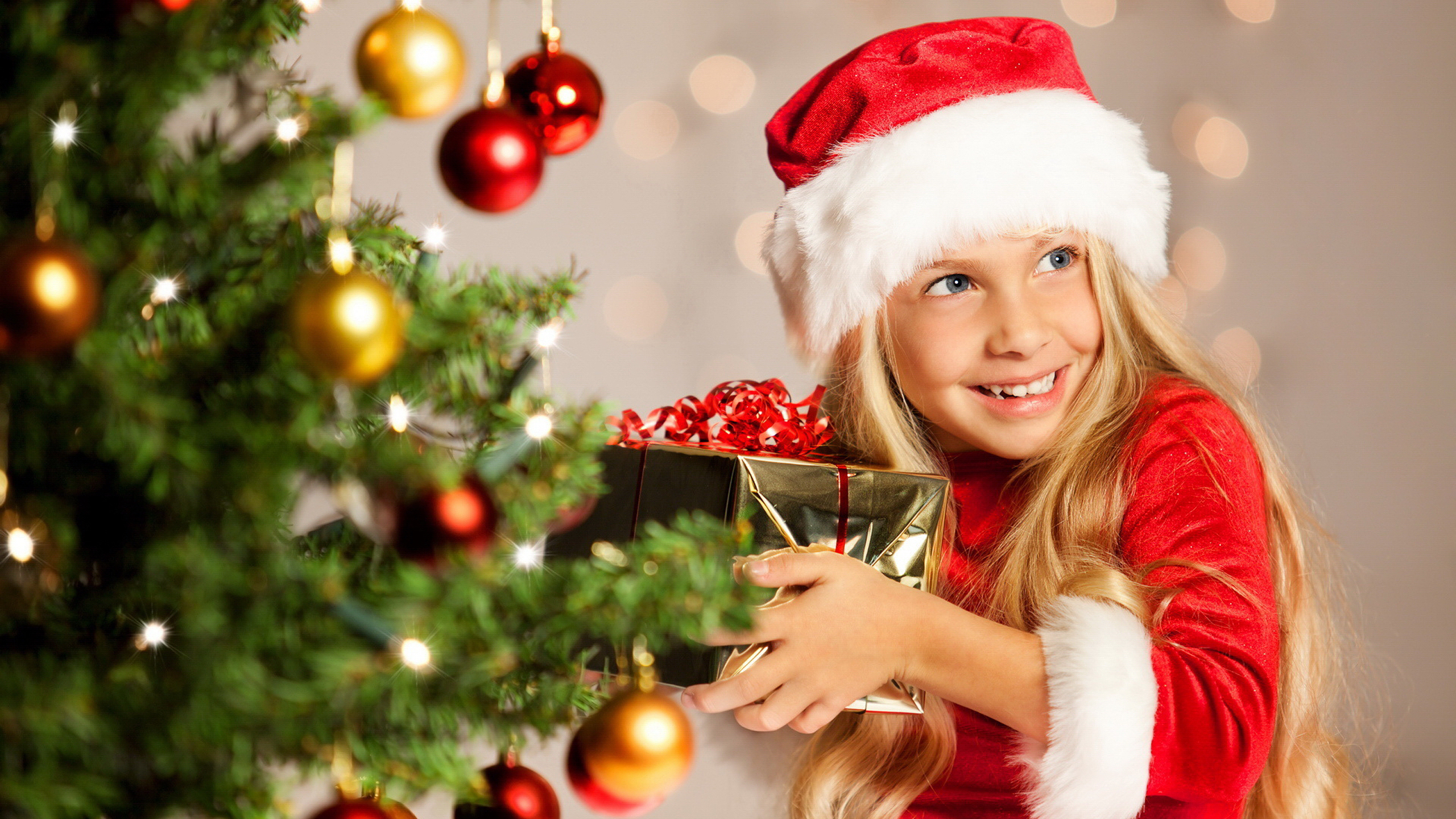 Детский новогодний елка. Новогодняя елка для детей. Девочка новый год. Девочка у елки. Новый год елка подарки дети.