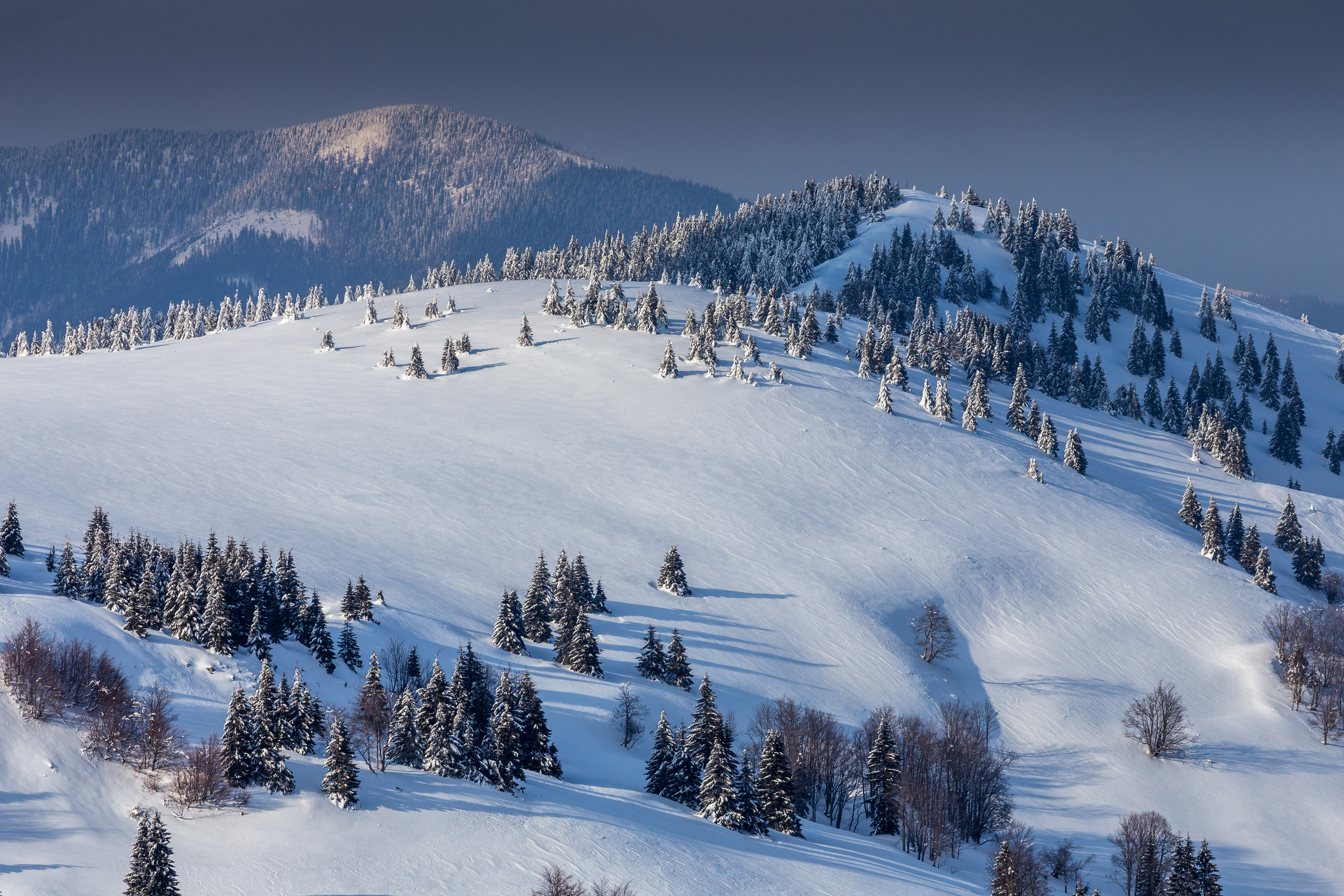 Снег холмы. Словакия Кремницкие горы. Яхорина горнолыжный курорт. Зимние горы. Снежные холмы.