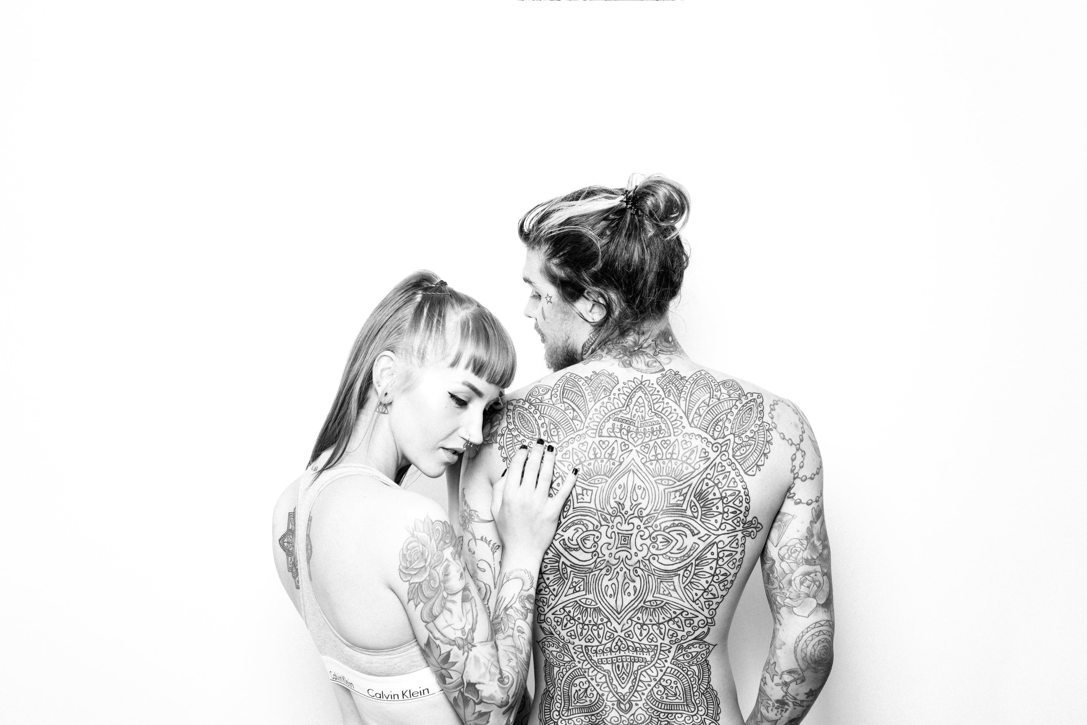 Zastaki.com - Мужчина и девушка с татуировками на теле на белом фоне