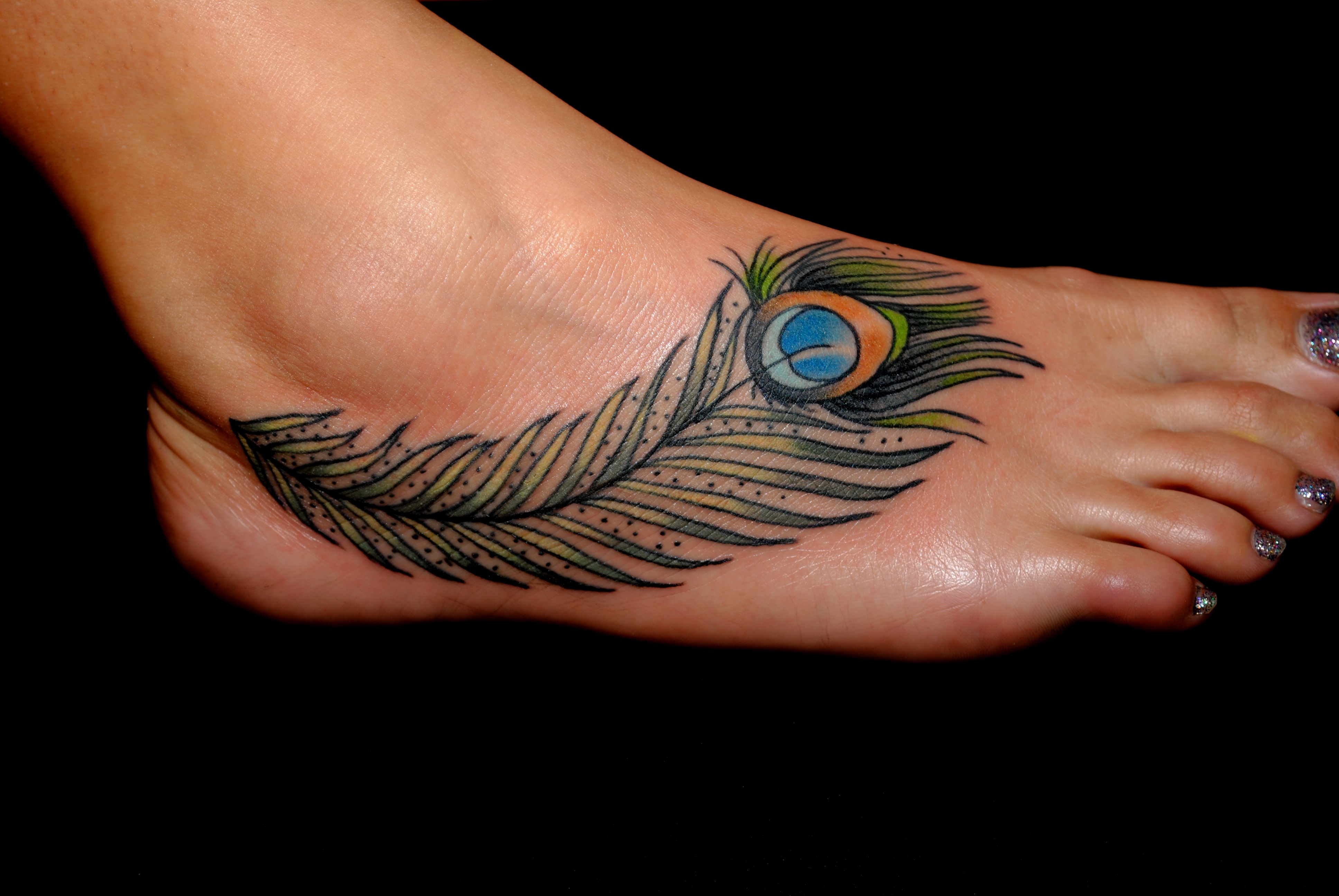 Zastaki.com - Татуировка перо павлина на ноге на черном фоне