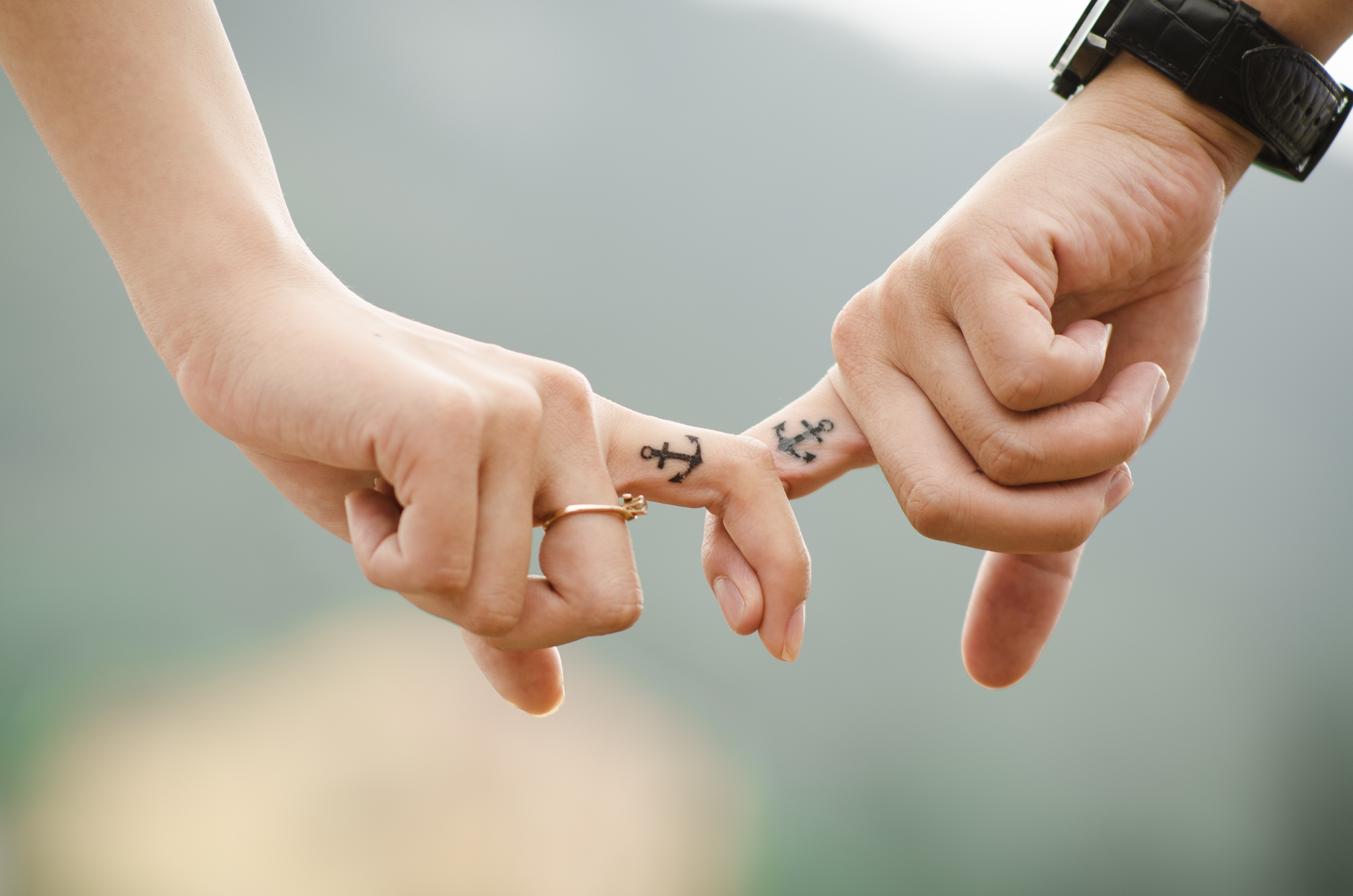 Zastaki.com - Татуировки с якорем на пальцах у влюбленной пары