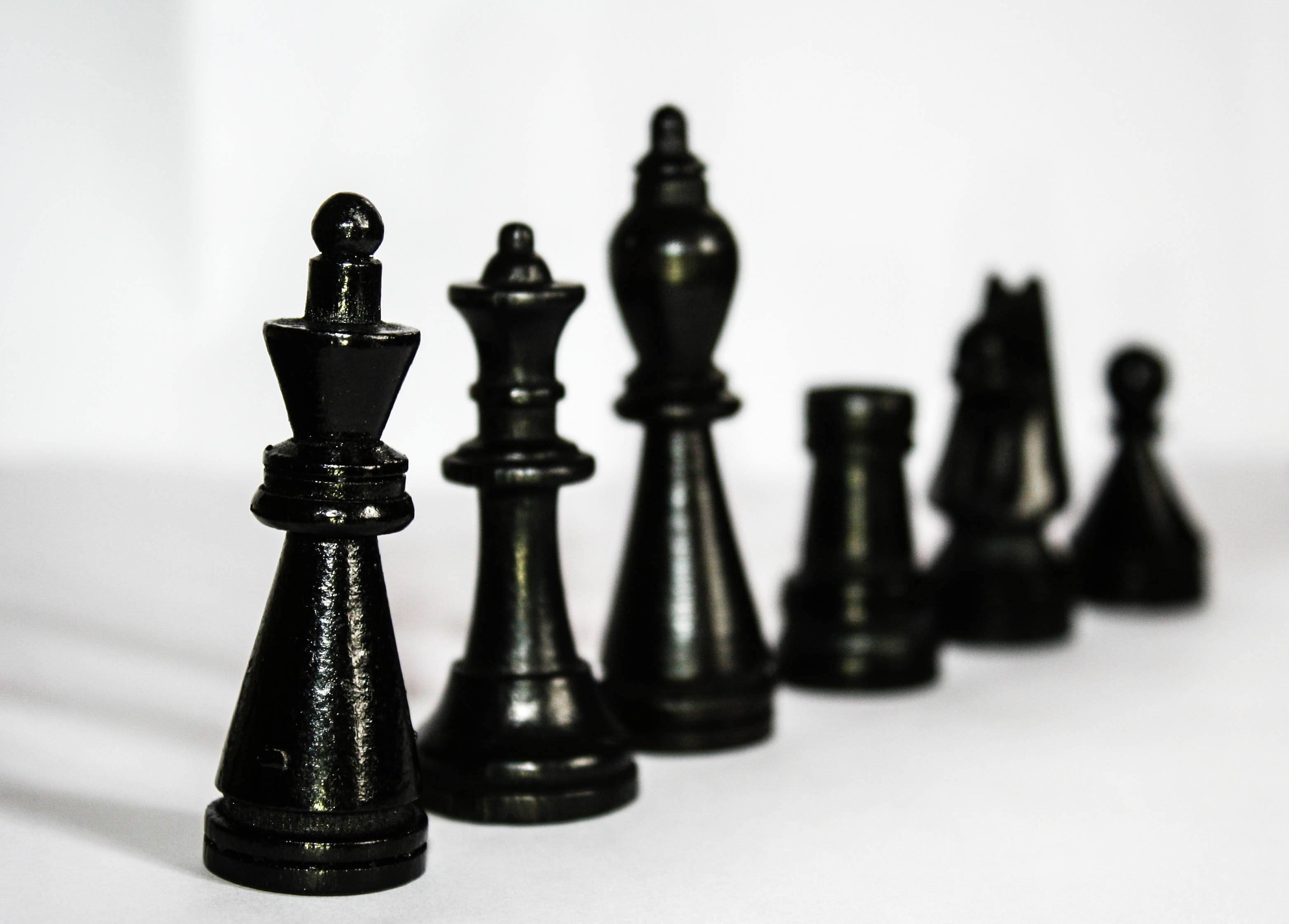 Zastaki.com - Черные деревянные шахматы на столе 