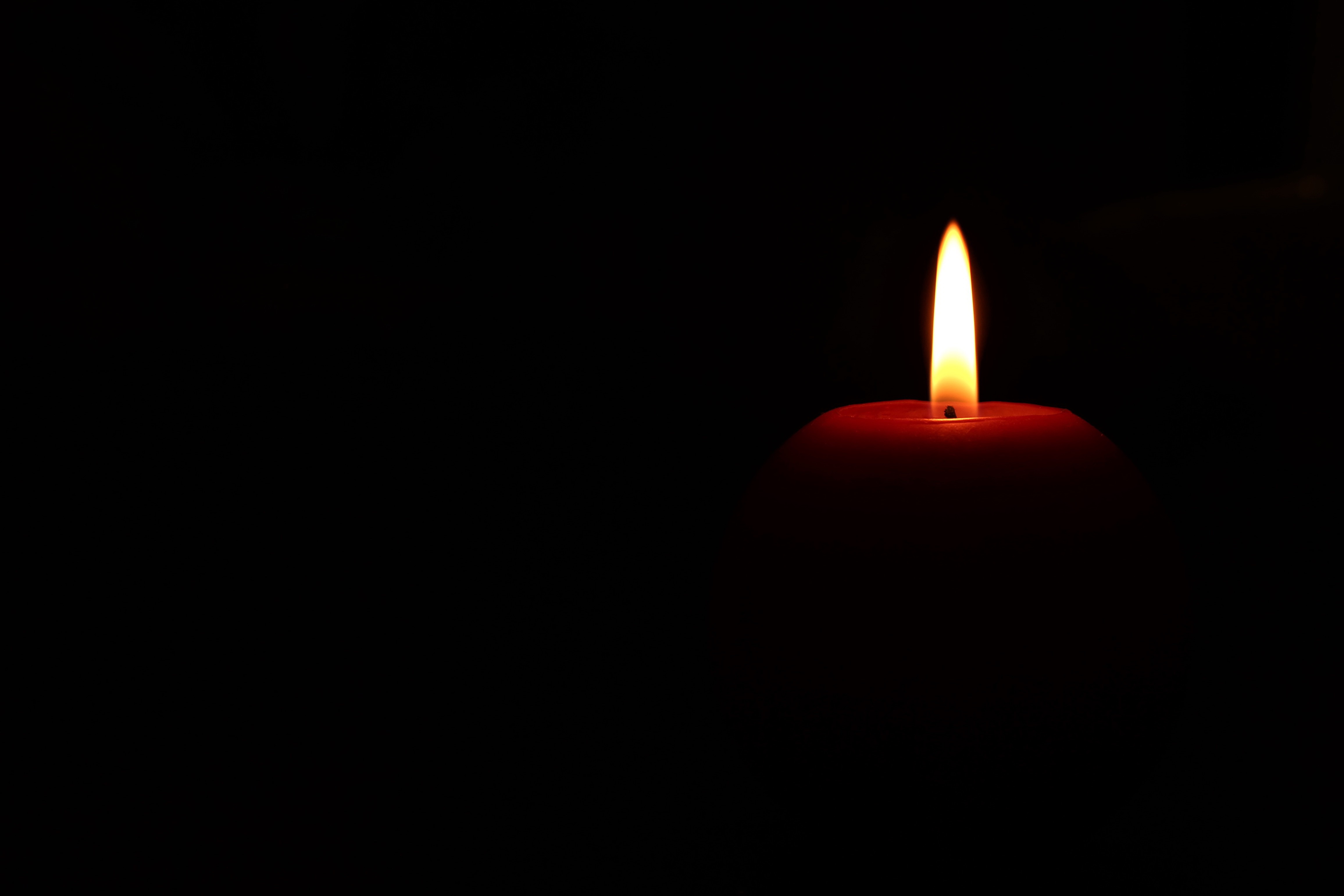 Видео свеча на черном фоне. Траурная свеча. Свеча скорби. Свеча на черном фоне. Свеча скорбим.