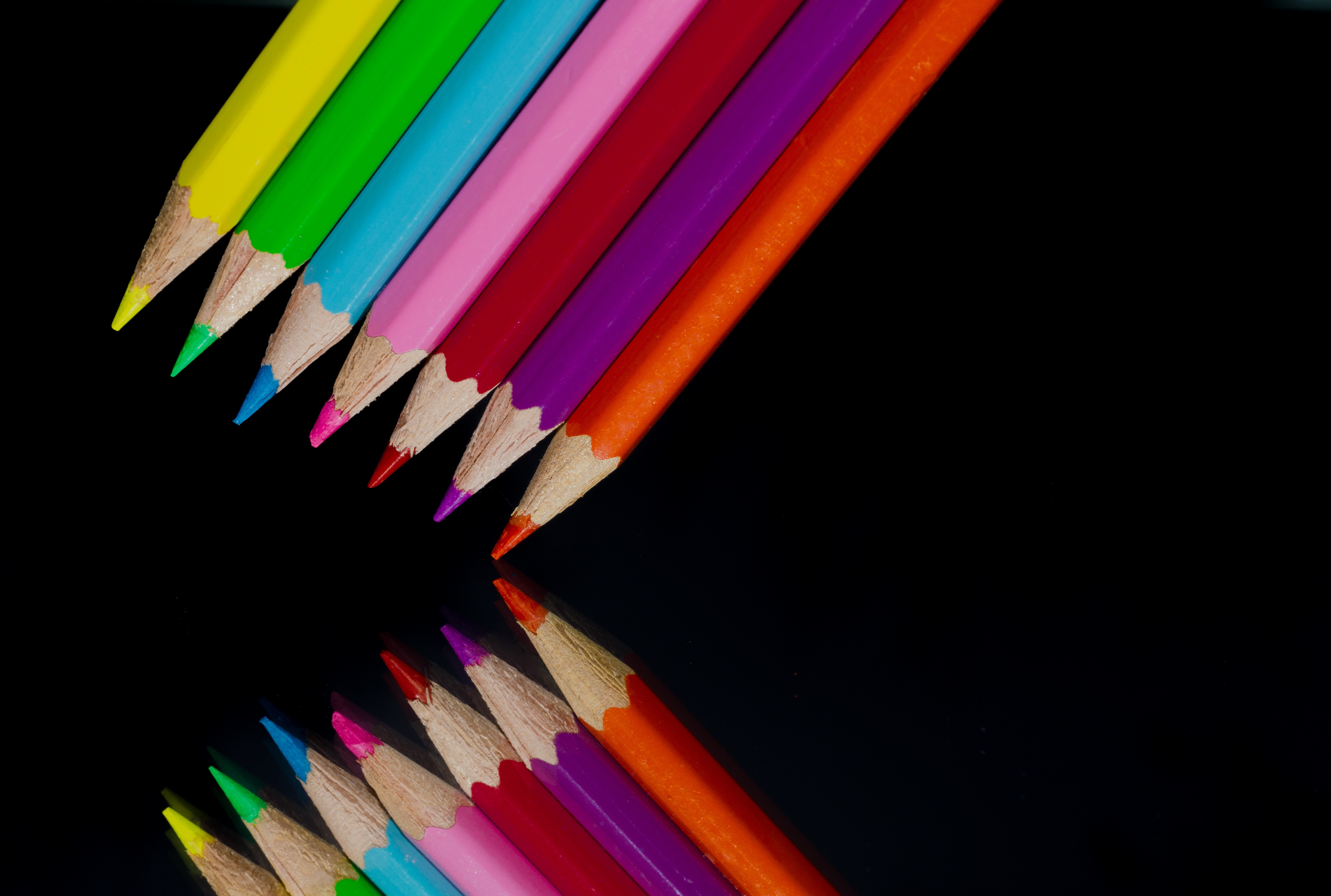 Zastaki.com - Разноцветные карандаши отражаются в черной зеркальной поверхности 