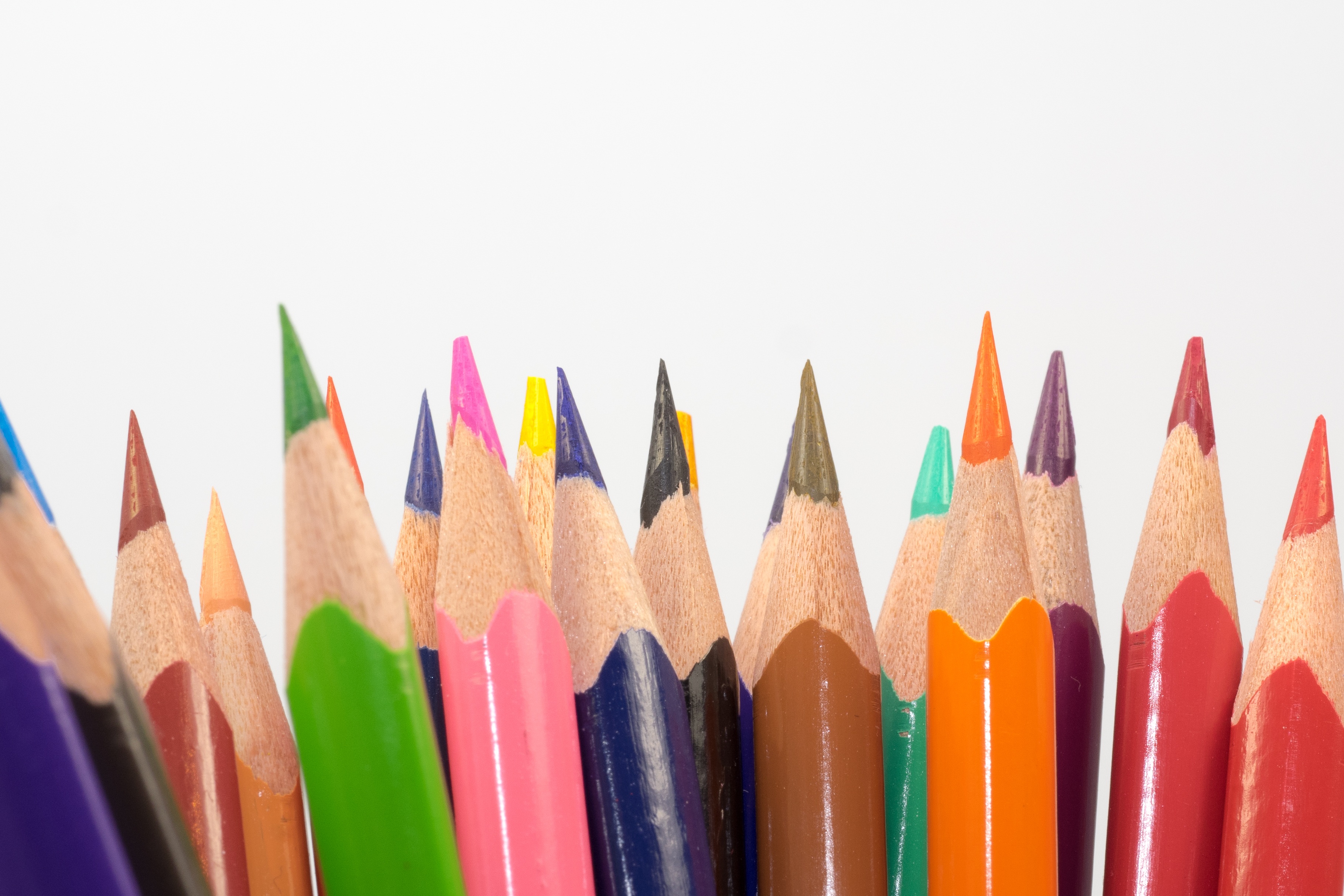 Zastaki.com - Острые разноцветные карандаши для рисования на белом фоне