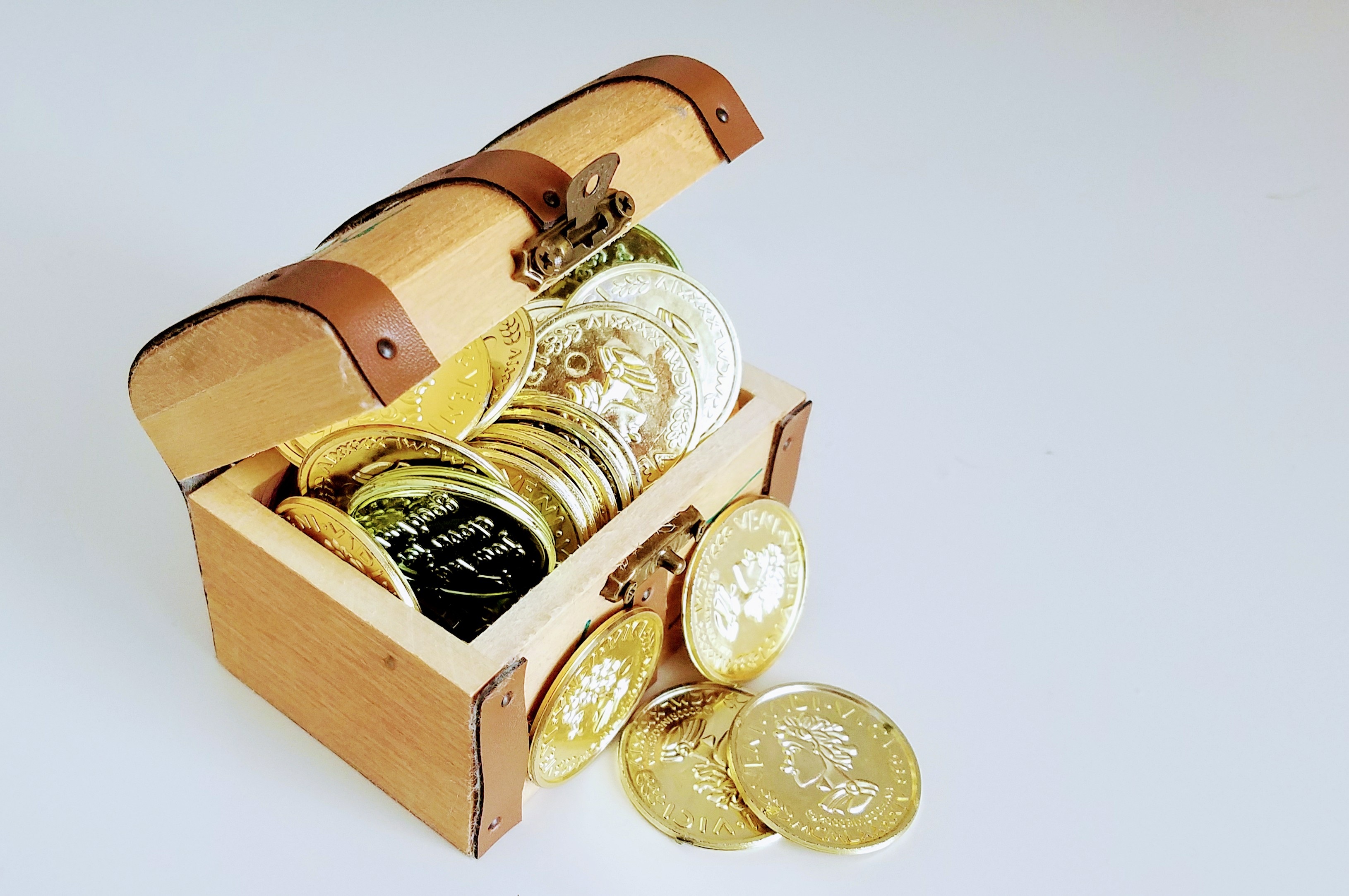 Zastaki.com - Золотые монеты в сундуке на сером фоне